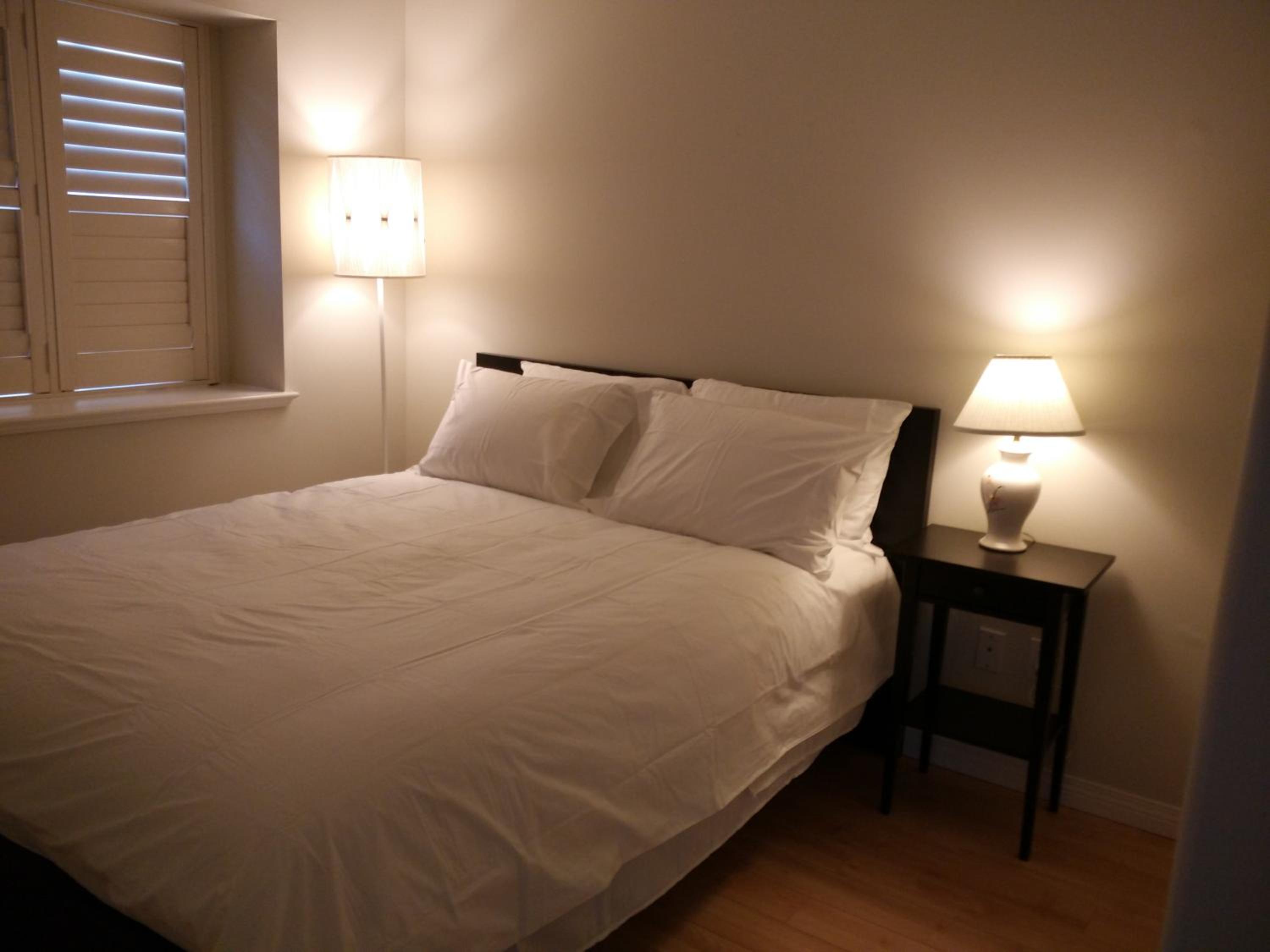Queen Room with Shared Bathroom photo 1