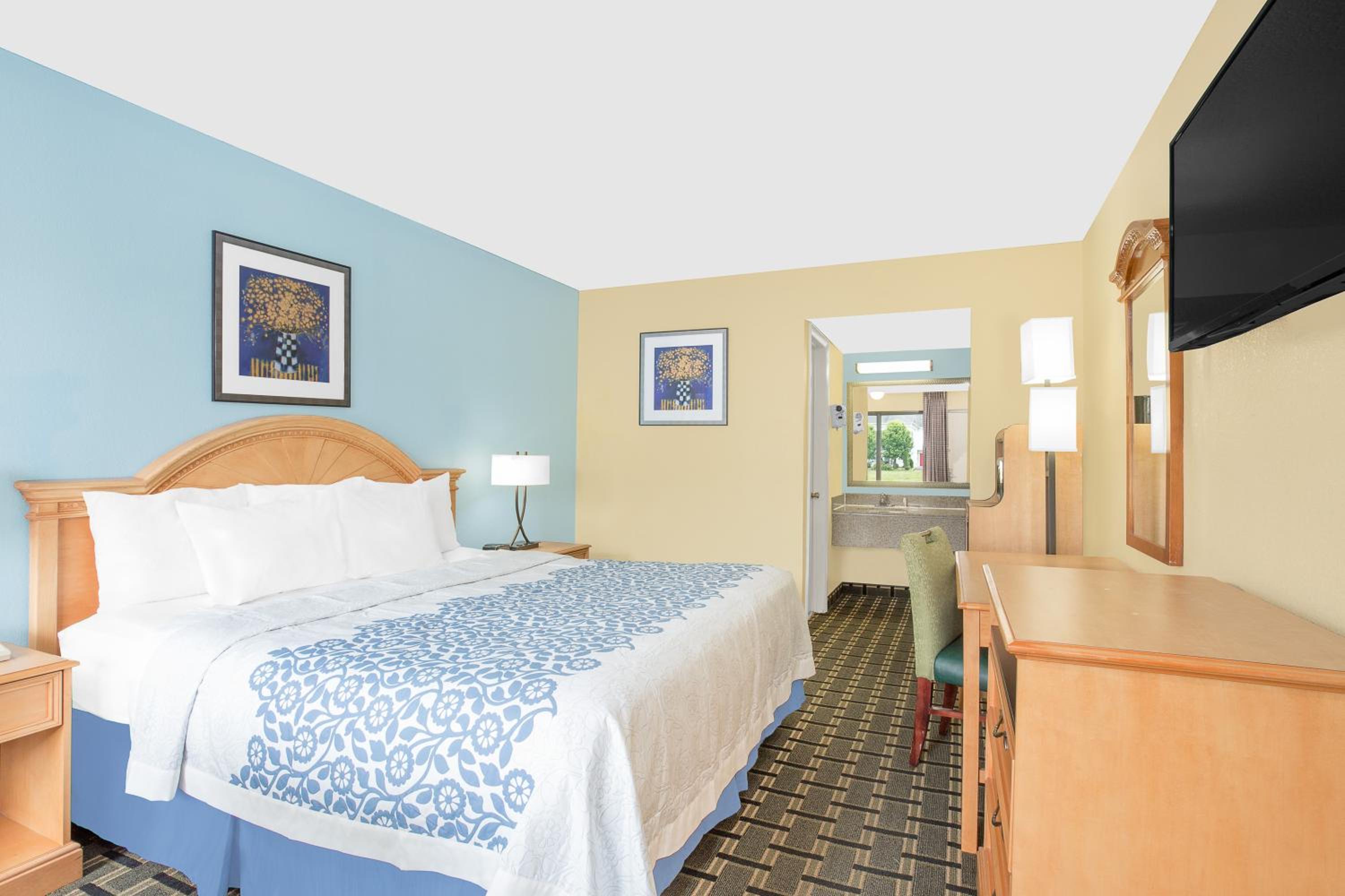 King Room - Non-Smoking - Photo 1