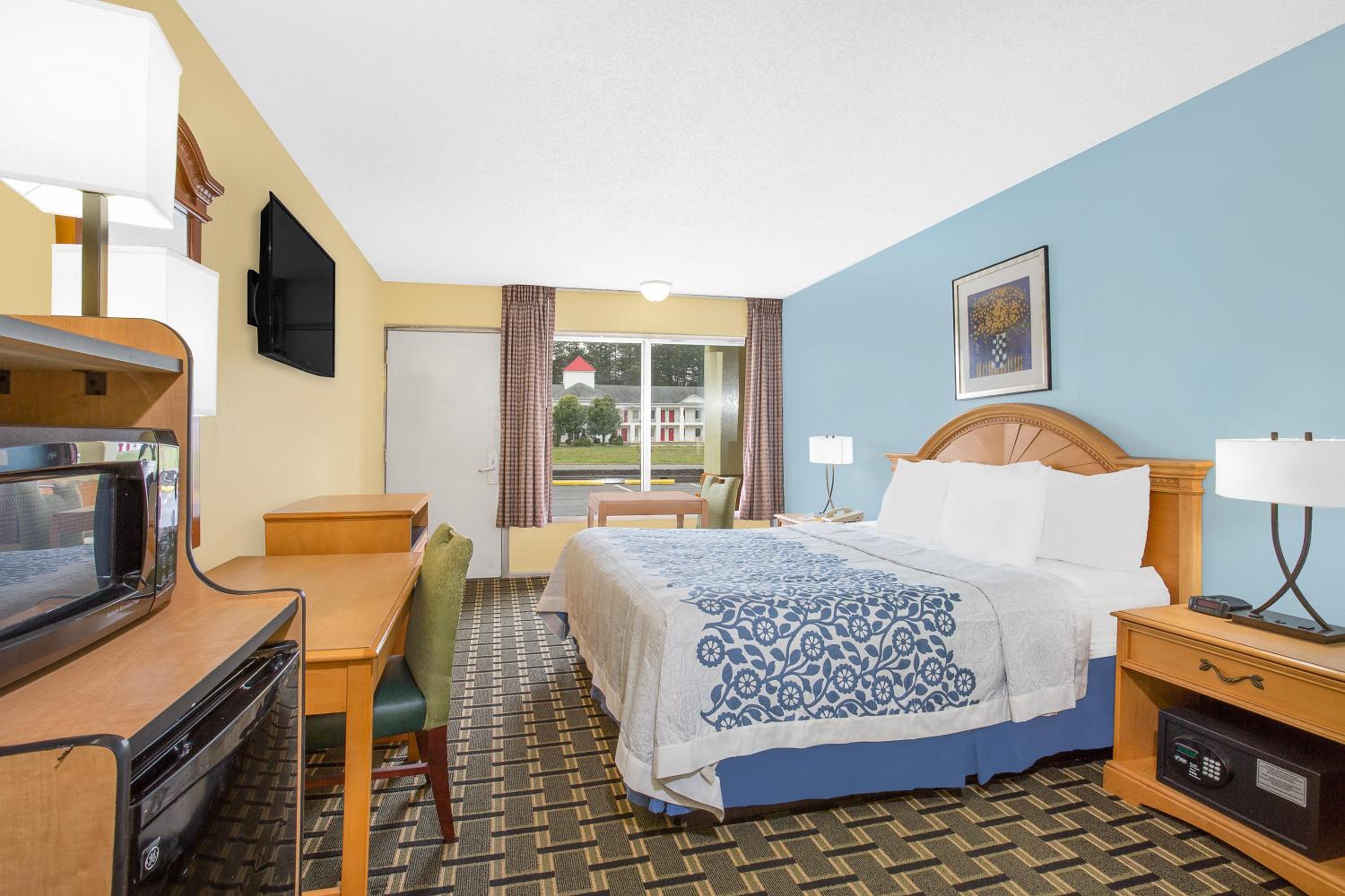 King Room - Non-Smoking - Photo 3