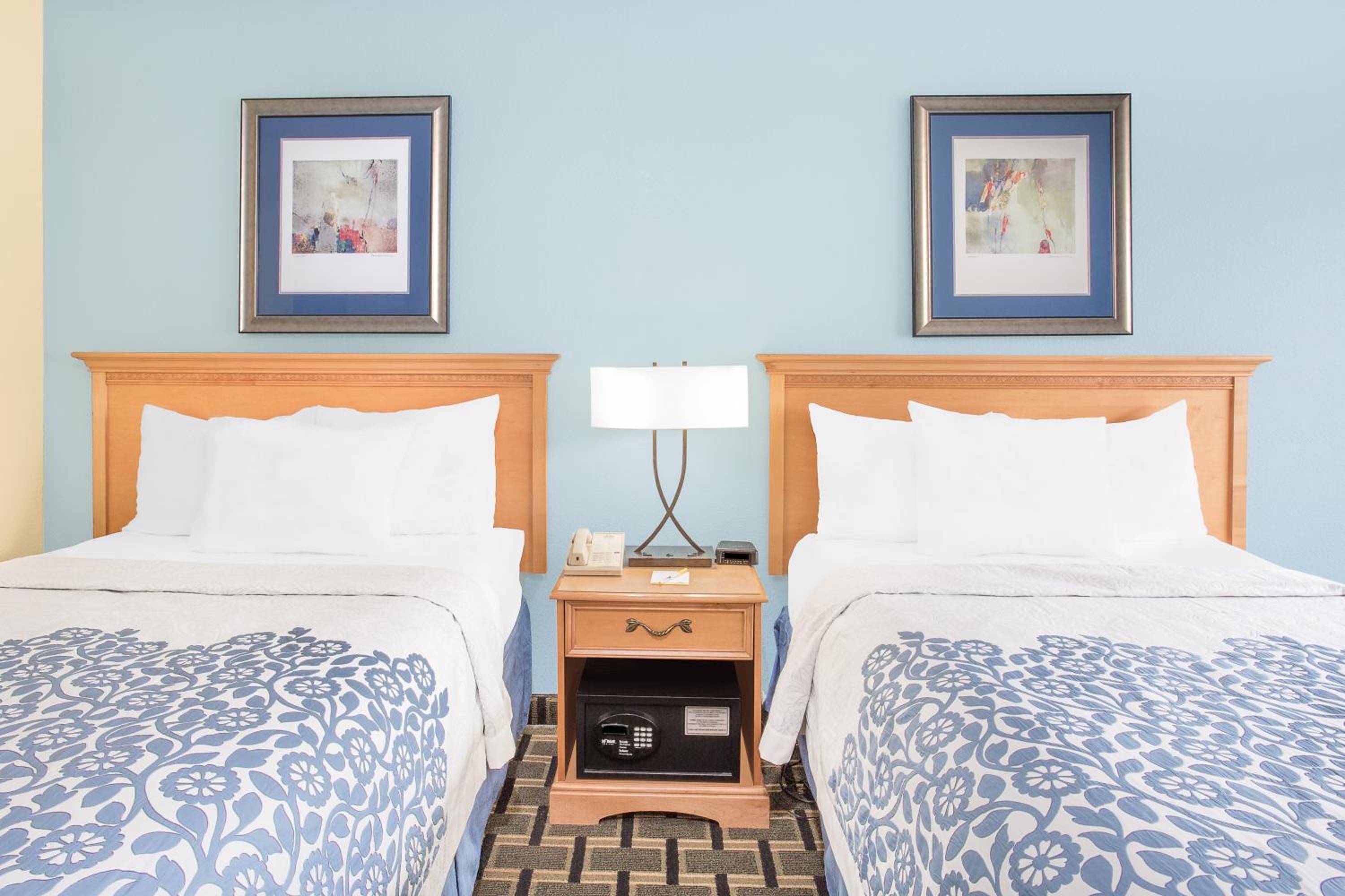 Double Room with Two Double Beds - Non-Smoking - Photo 4