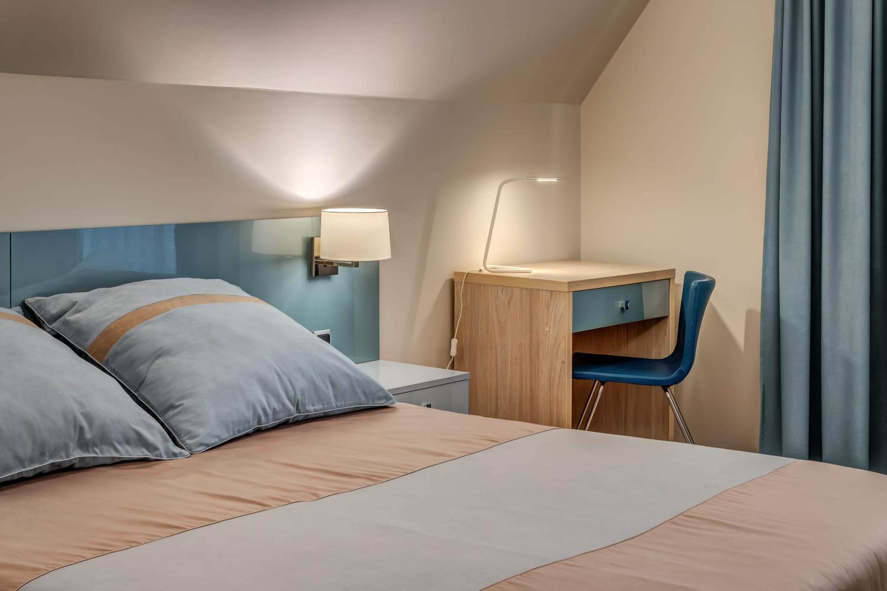 Deluxe Double Room with Balcony thumbnail 5