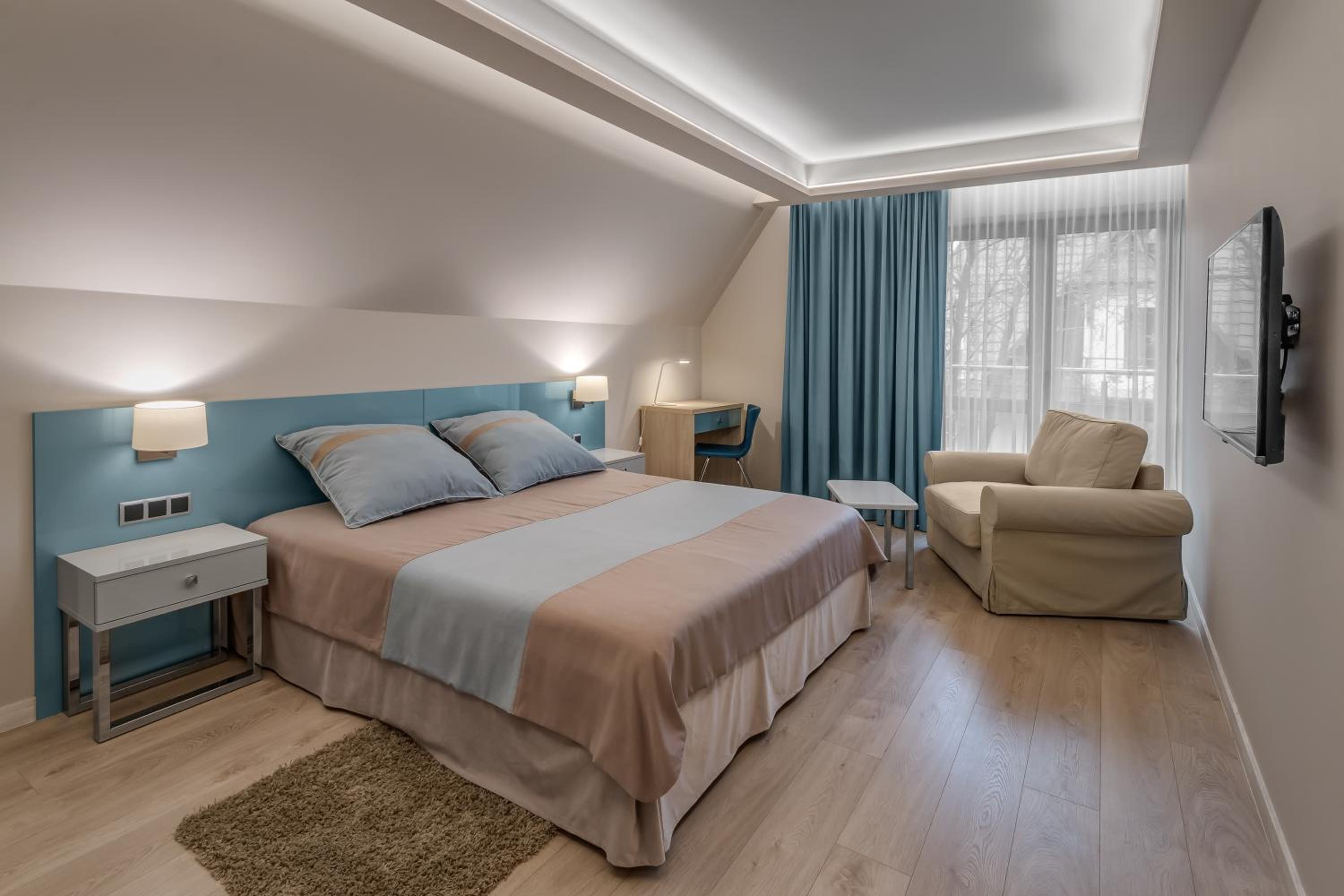Deluxe Double Room with Balcony thumbnail 6