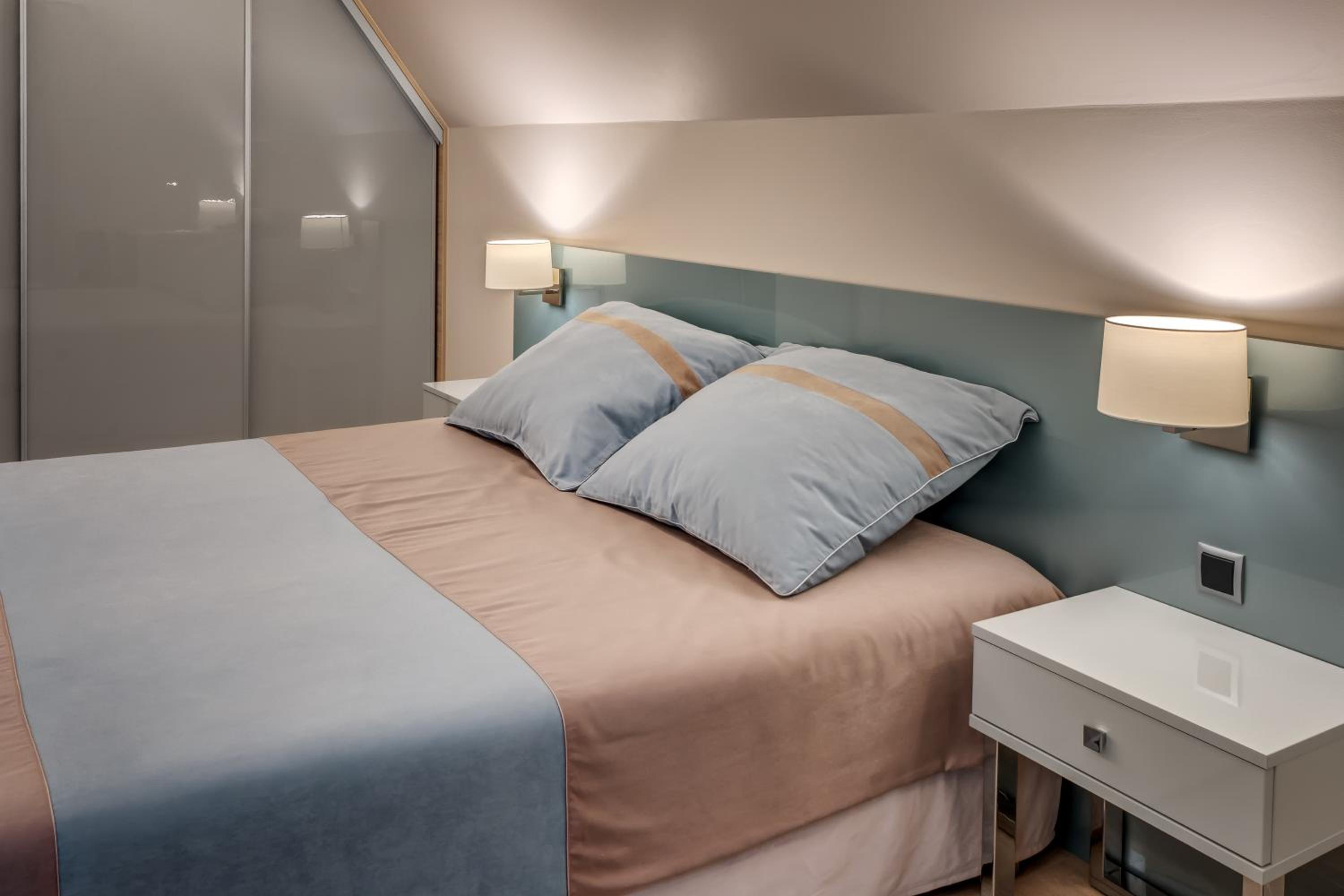 Deluxe Double Room with Balcony thumbnail 5