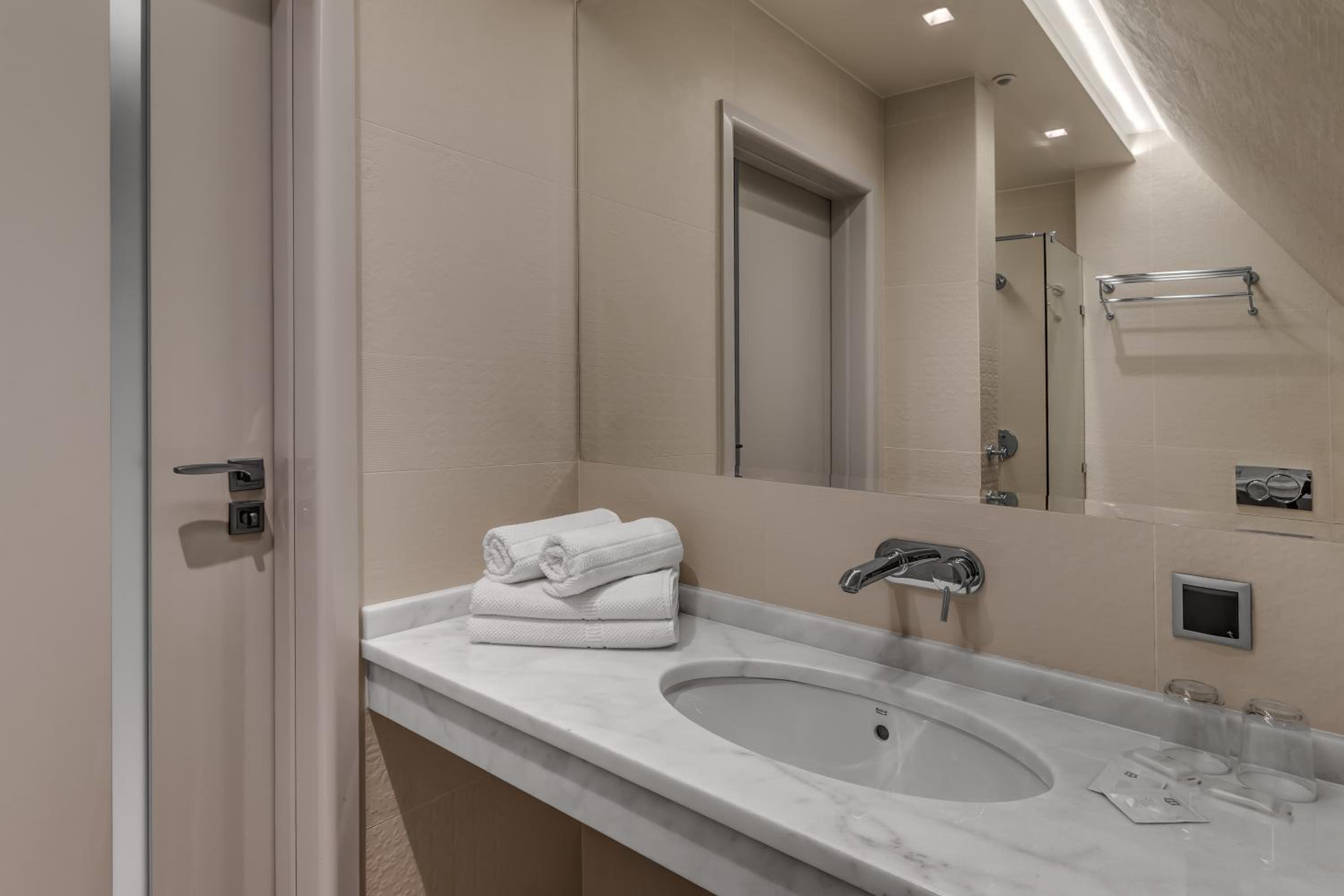Deluxe Double Room with Balcony - Photo 8