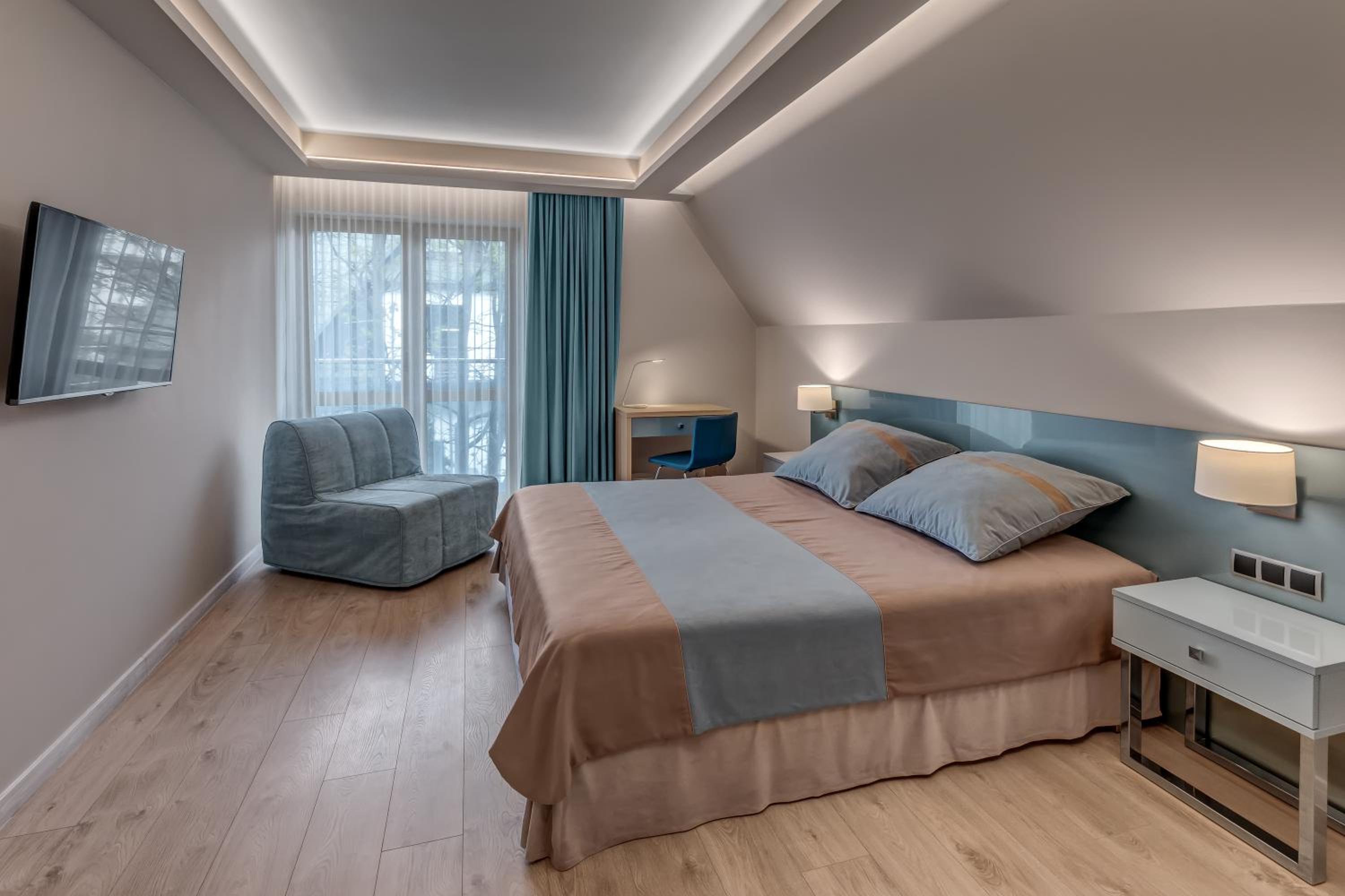 Deluxe Double Room with Balcony thumbnail 5