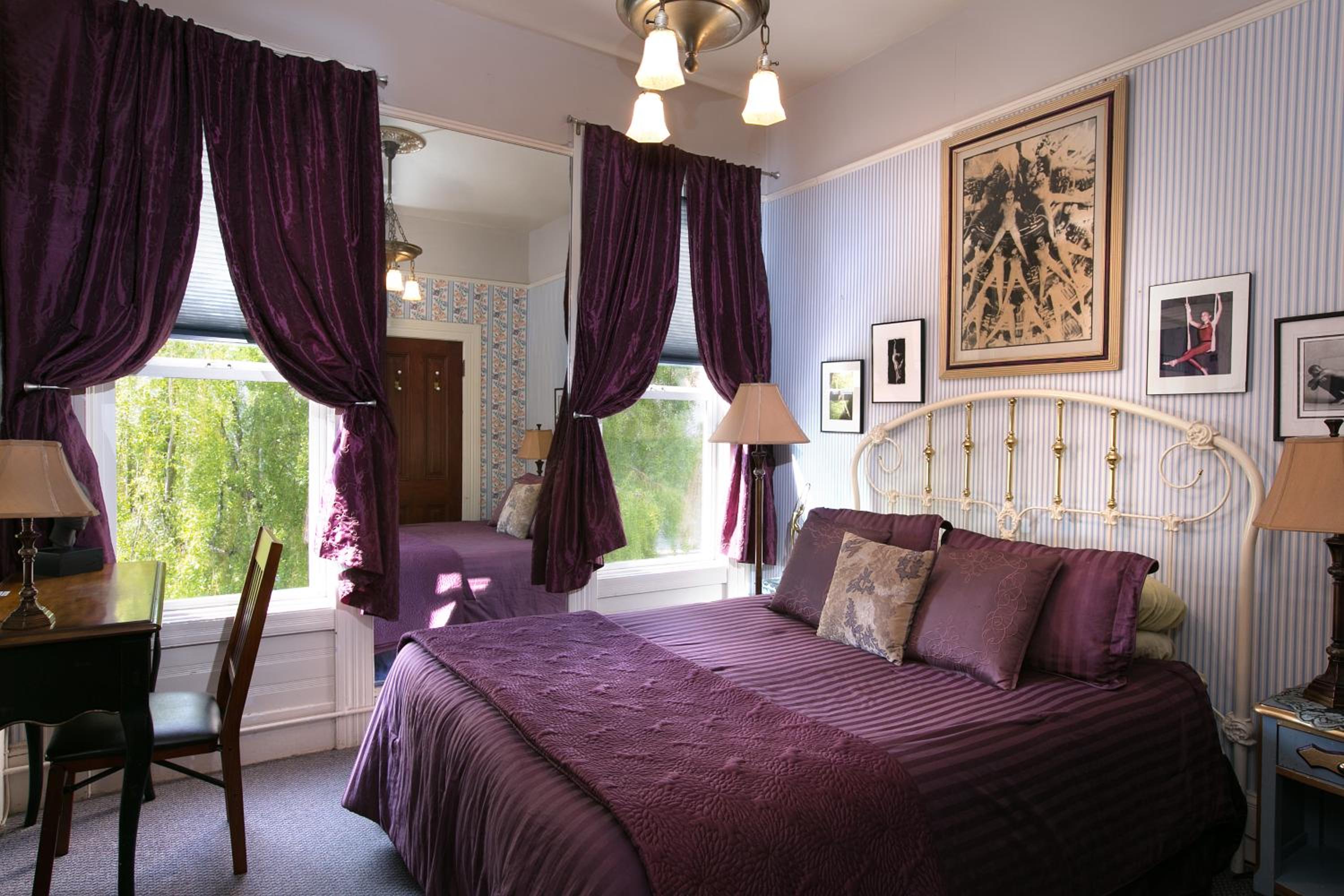 Queen Room With Private Hallway Bathroom