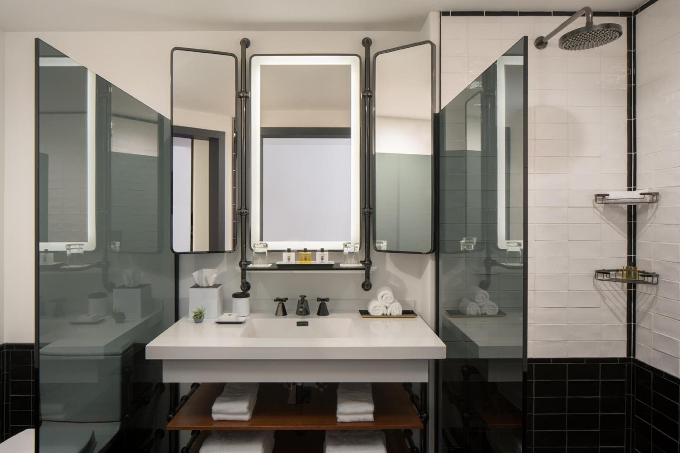 Studio Suite with Water View and Accessible Shower - Disability Access photo 2