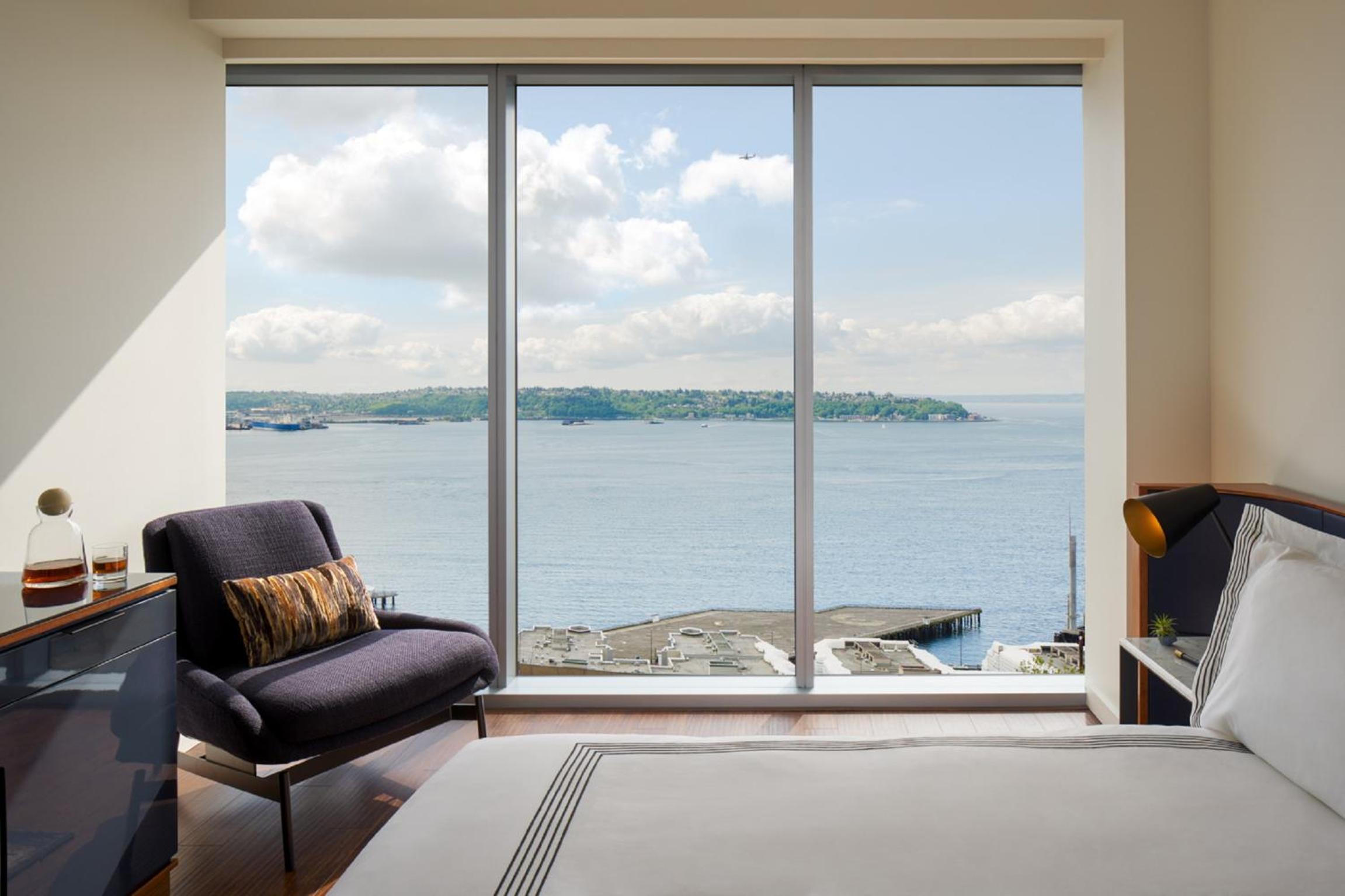 Studio Suite with Water View and Accessible Shower - Disability Access photo 3