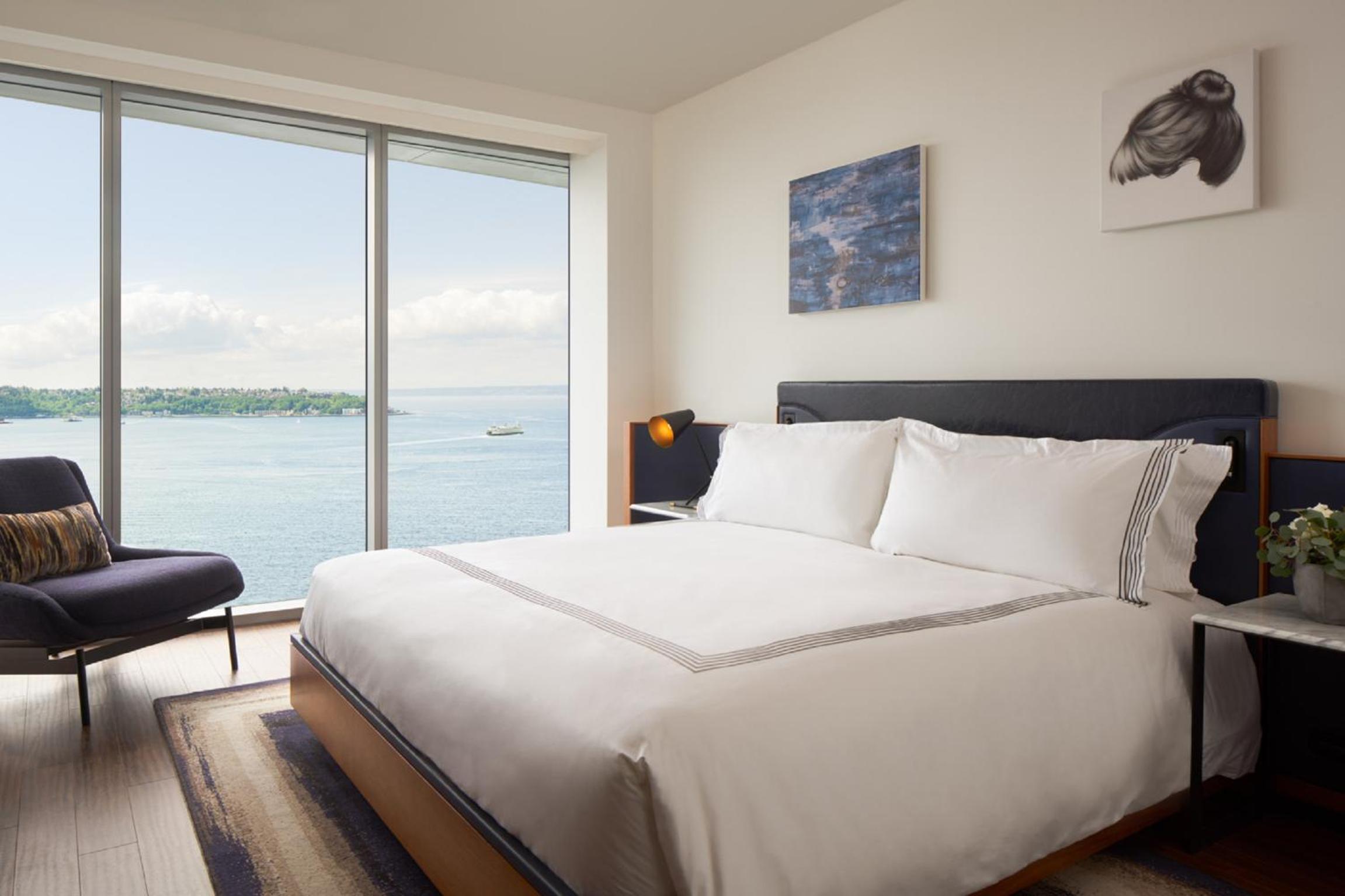 Deluxe King Room with Water View photo 3