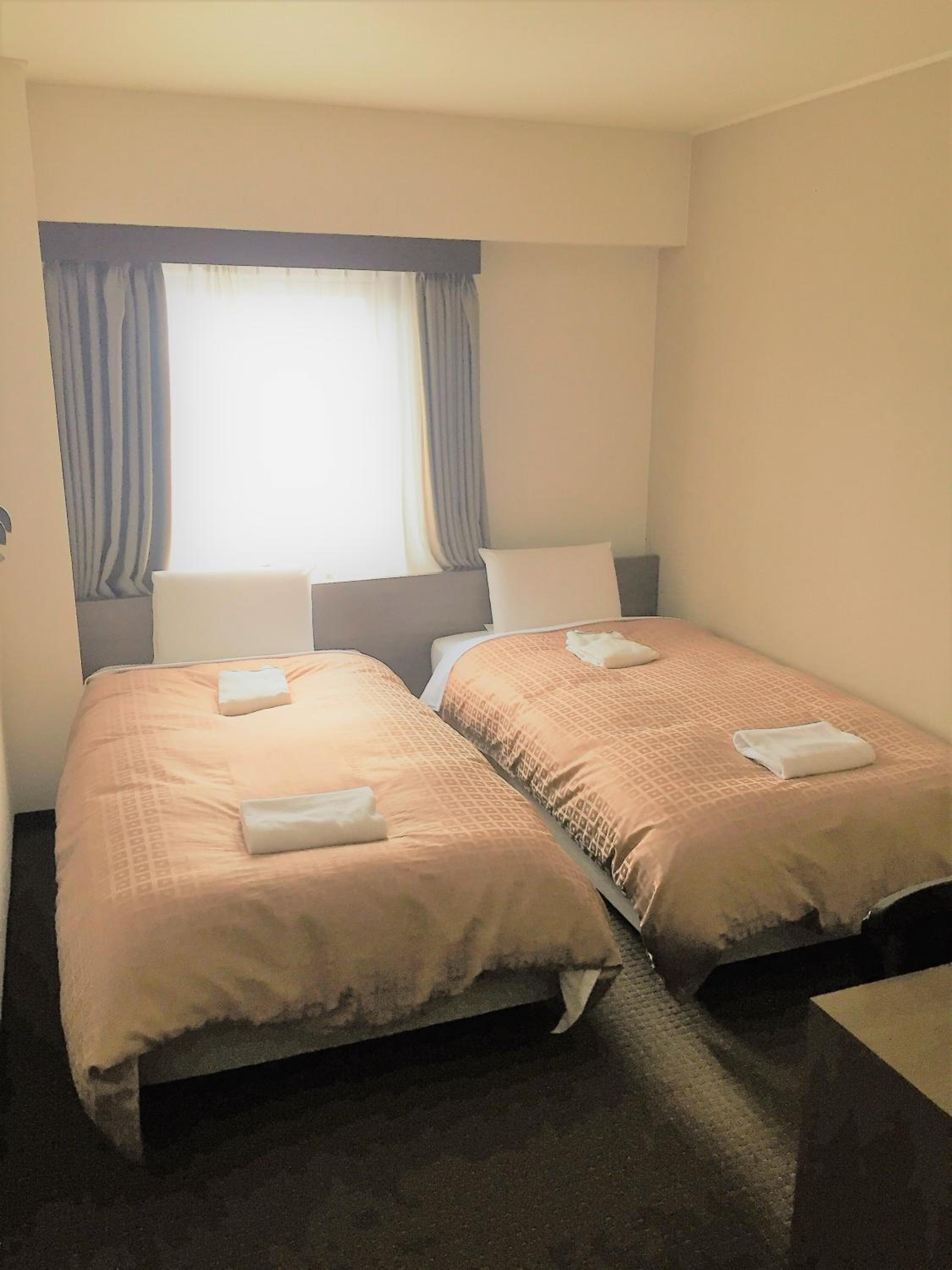 Twin Room With No Parking - Non-Smoking photo 1