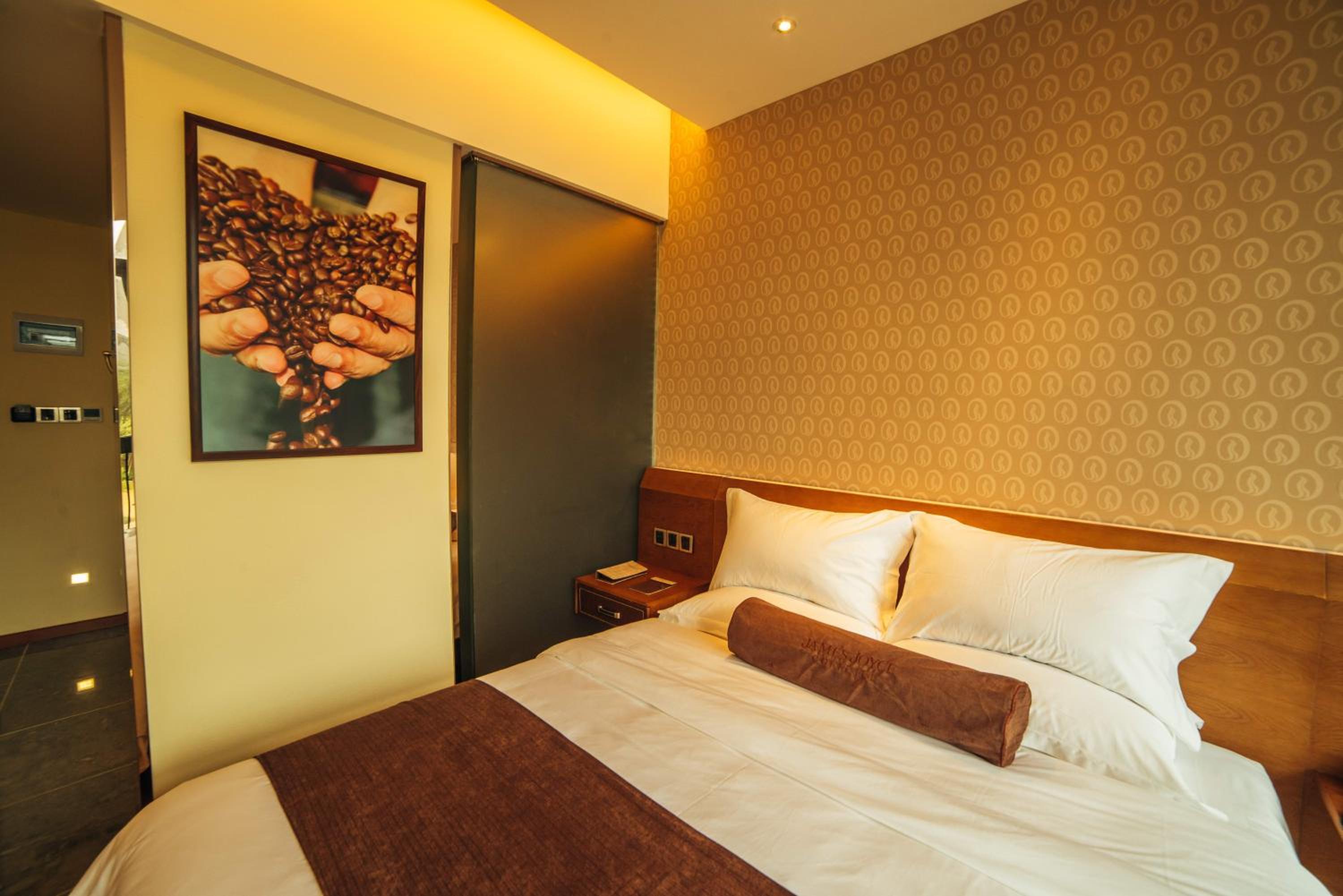 Queen Room photo 1