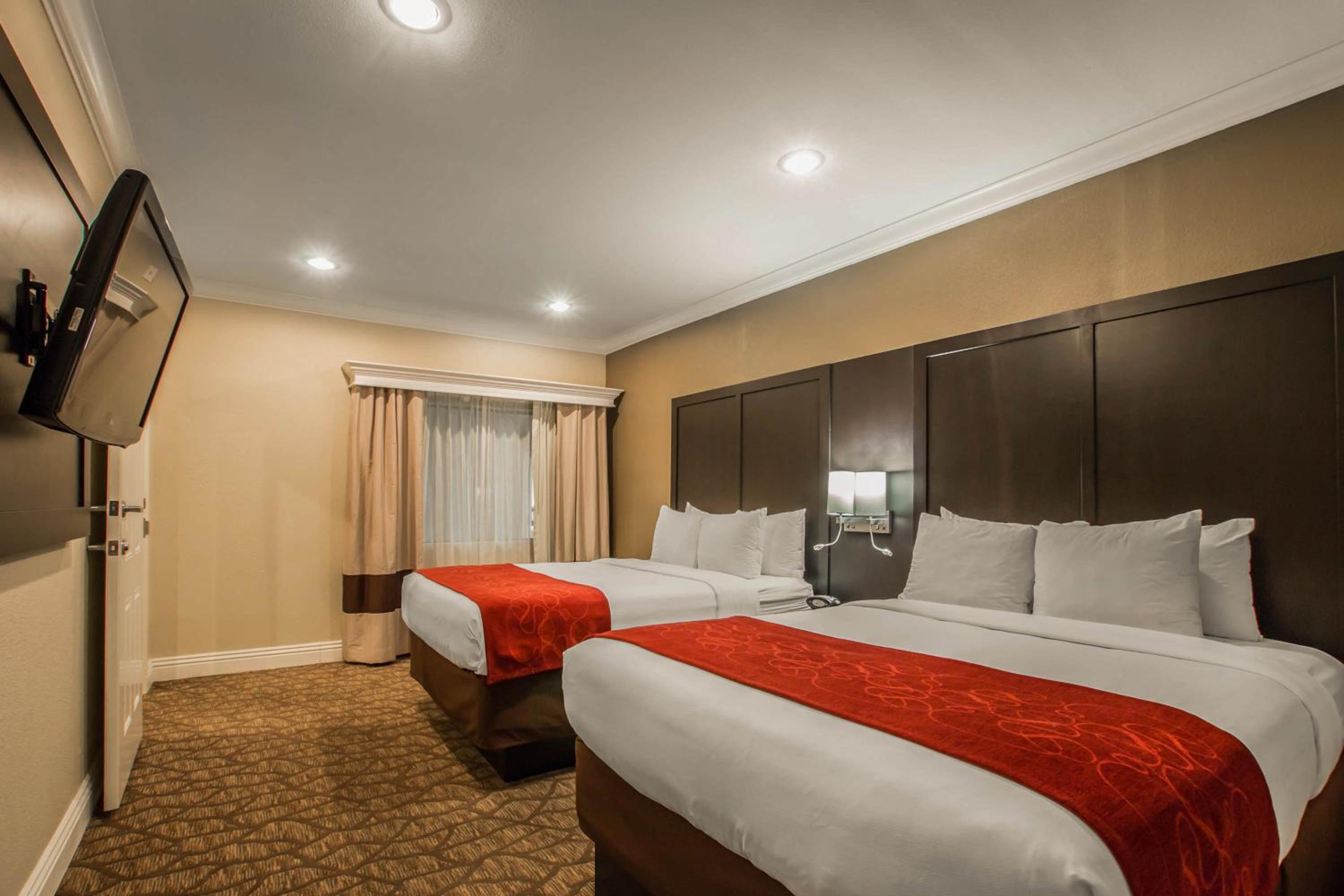 Two-Bedroom Queen Suite with Two Queen Beds and Sofa Bed - Non-Smoking - Photo 1