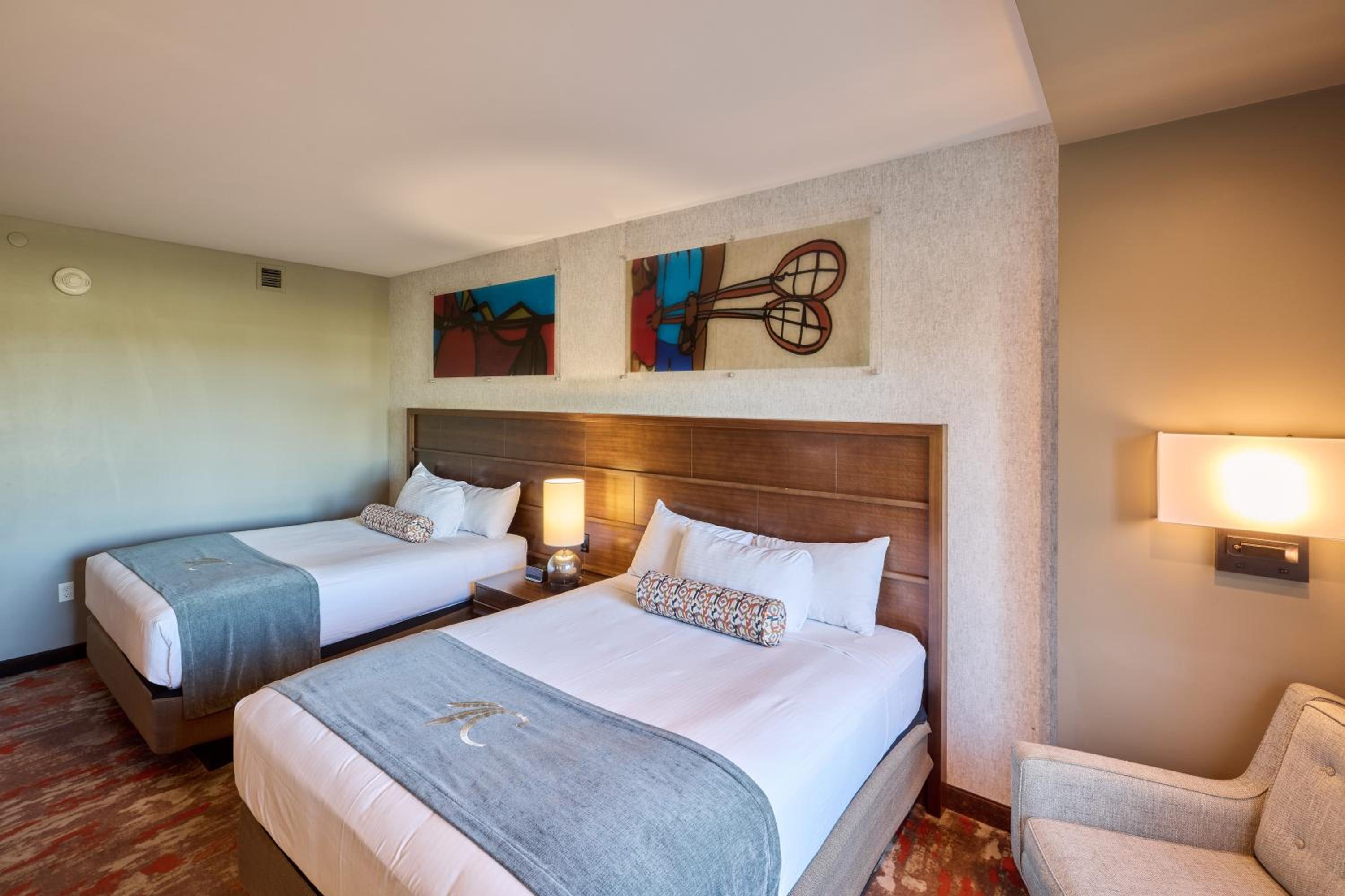 Queen Room with Two Queen Beds - Hearing Accessible/Non-Smoking photo 3