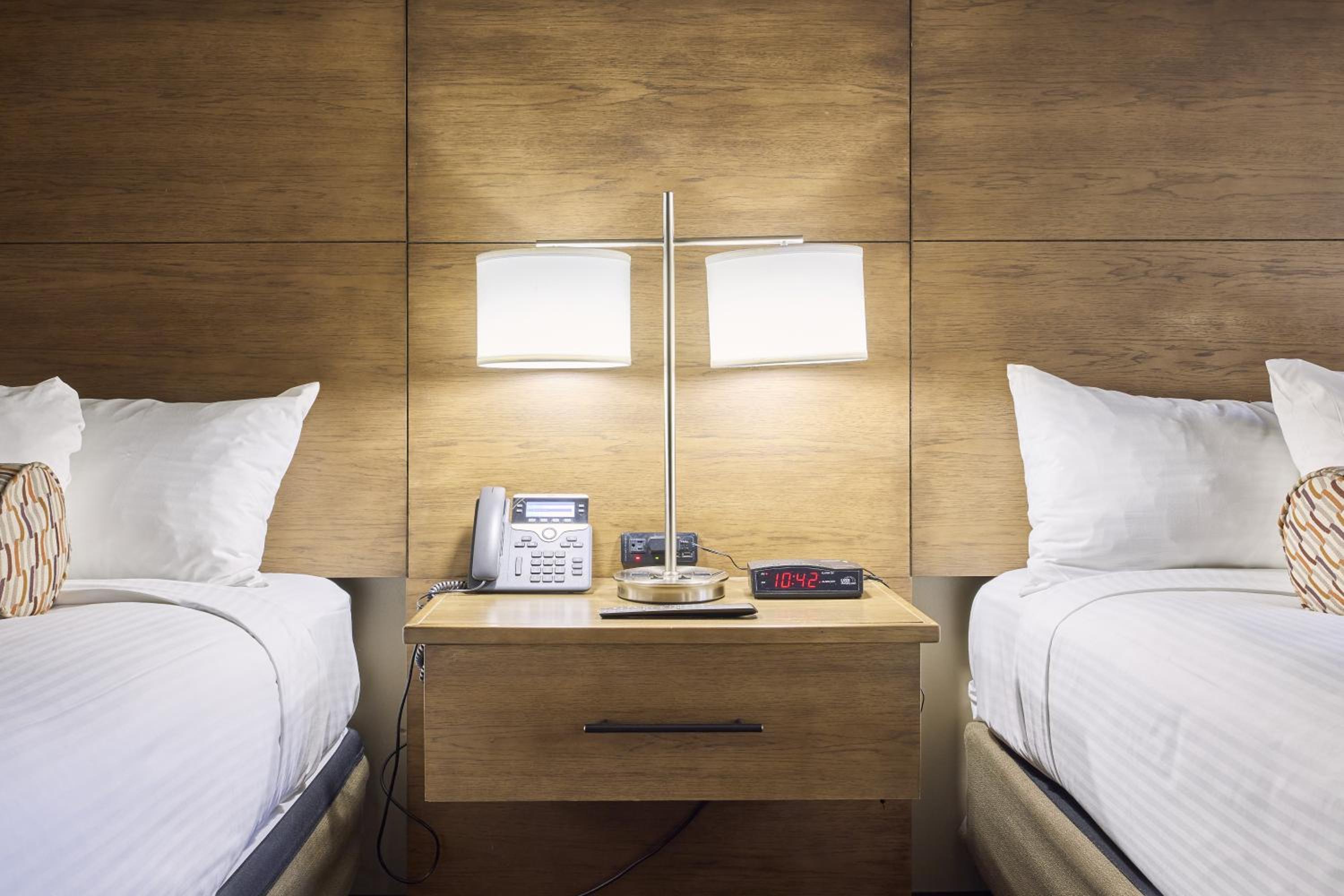 Deluxe Queen Room with Two Queen Beds (East Tower) - Non-Smoking photo 3