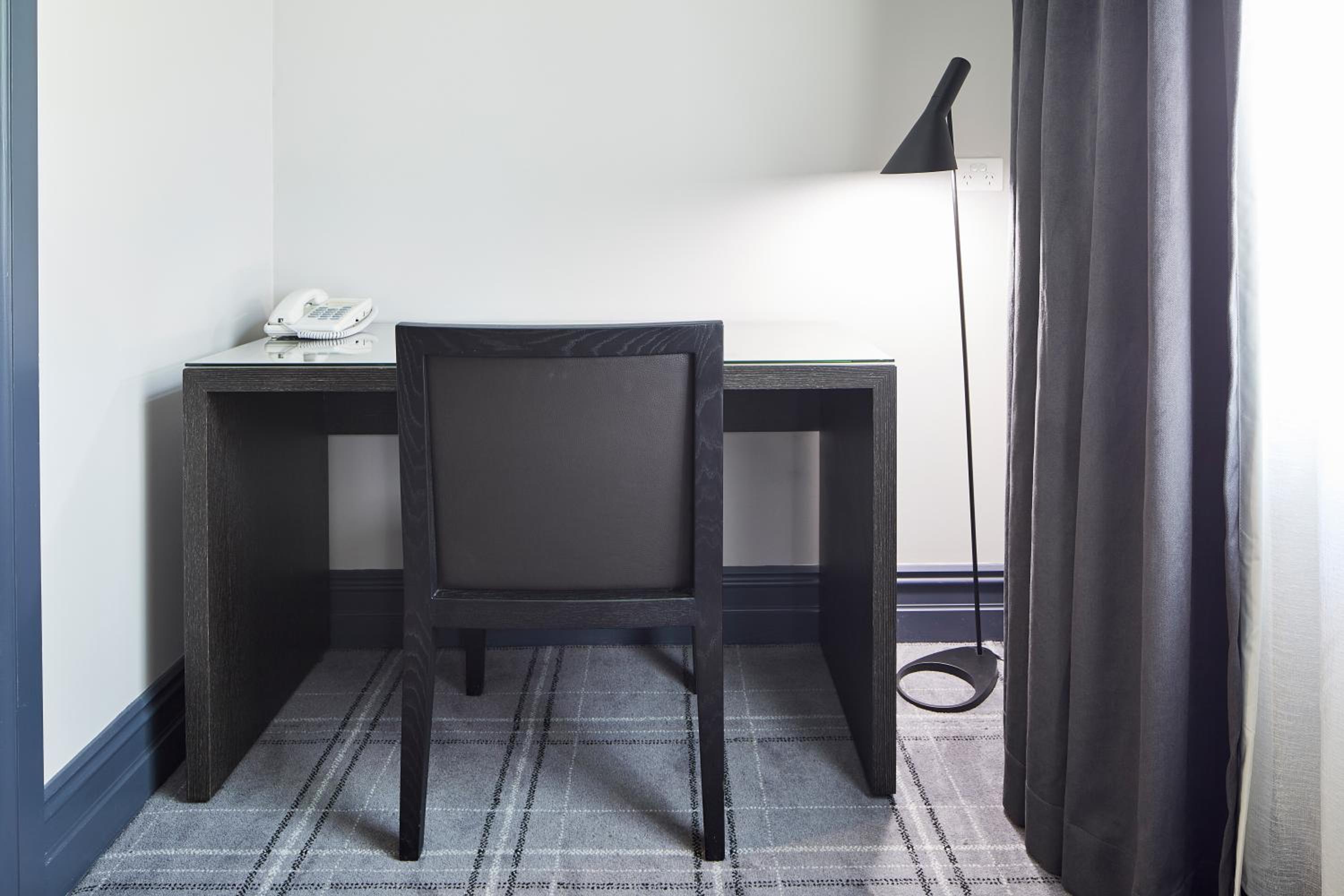 Deluxe King Room - Photo 4