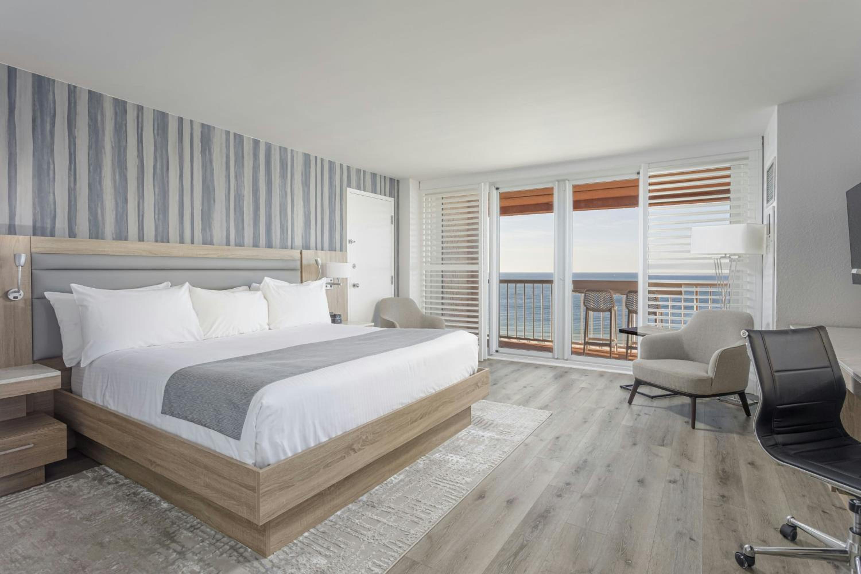 Standard King Room with Gulf Front photo 2