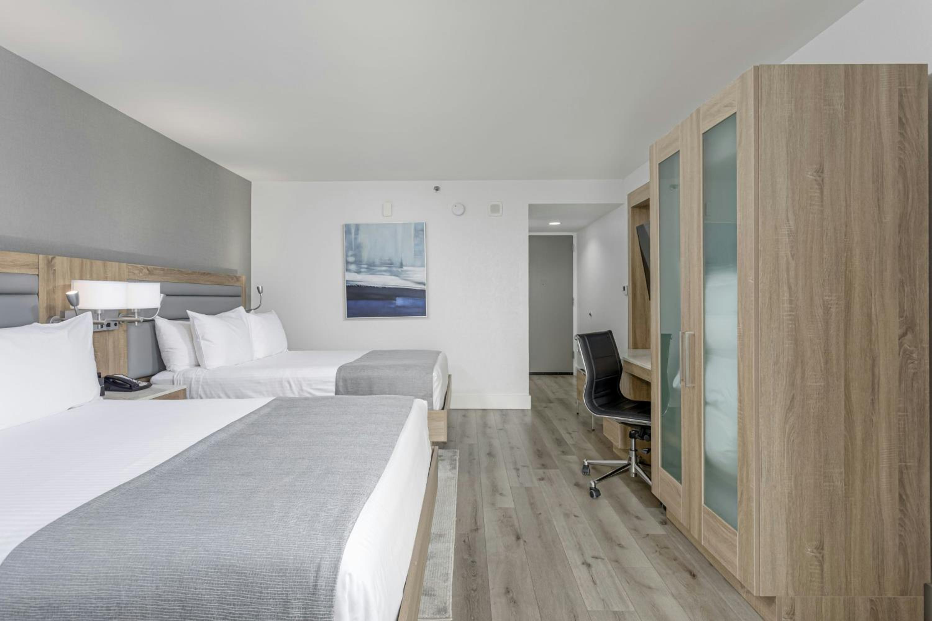 Standard Queen Room with Two Queen Beds and Partial Gulf View - Photo 2