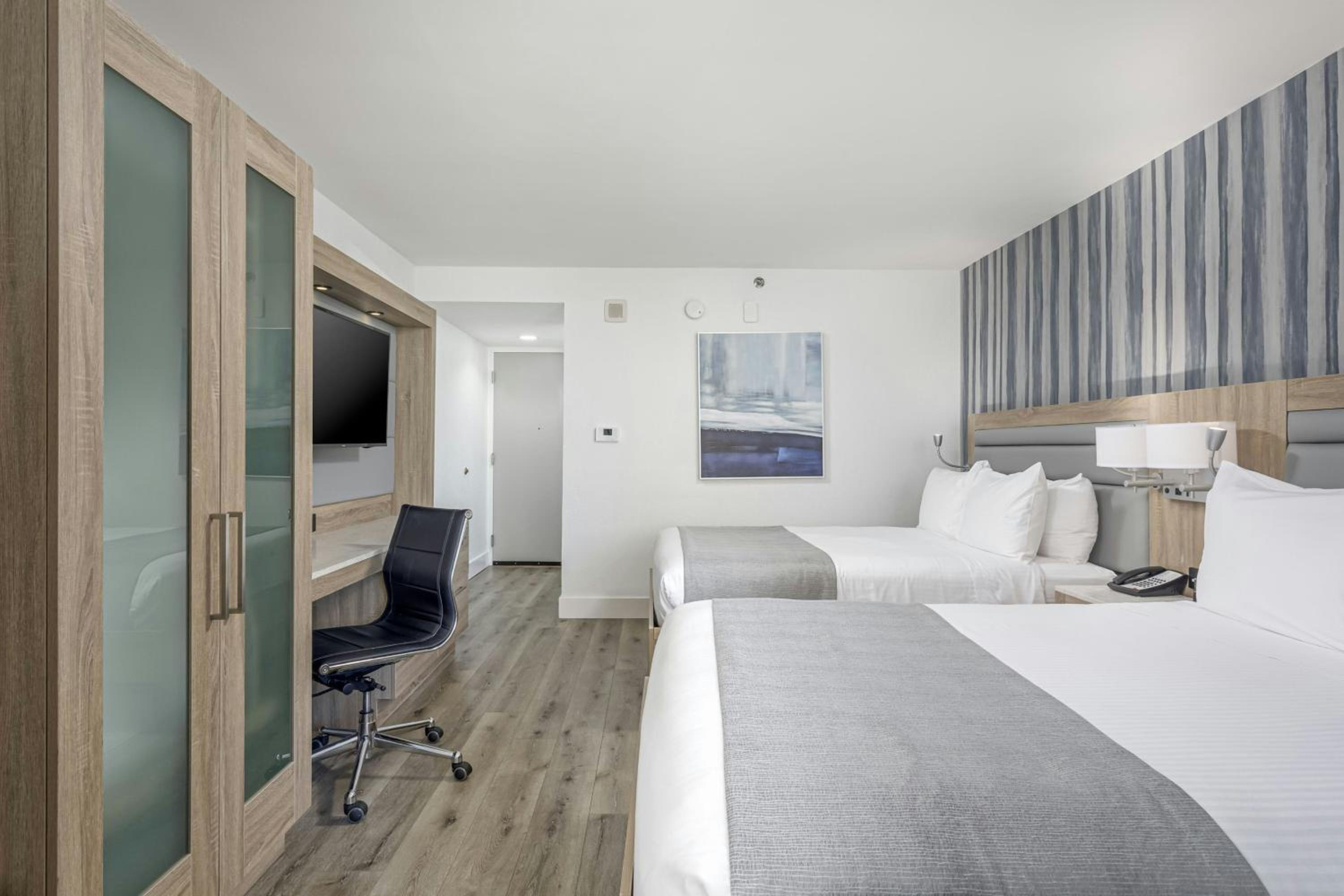 Standard Queen Room with Two Queen Beds and Island View - Photo 2