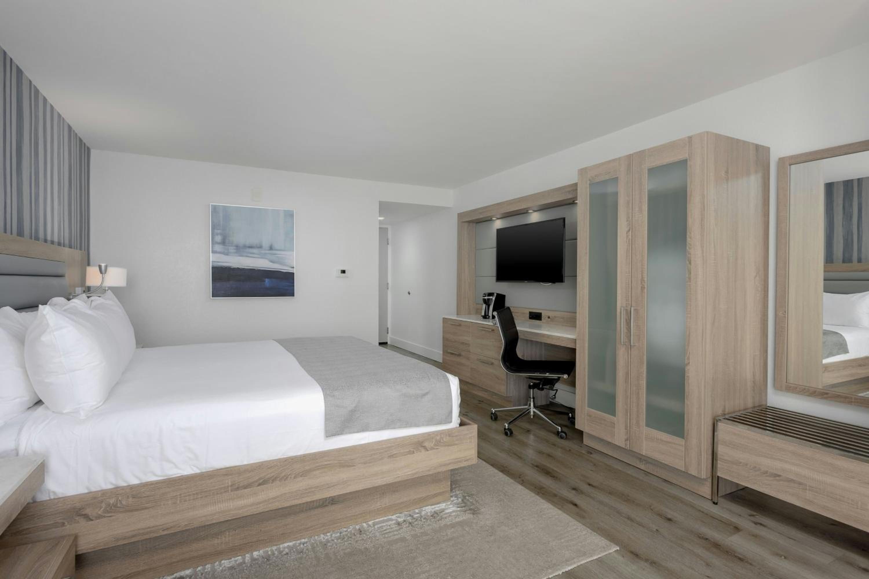 Standard King Room with Coastline View - Photo 2