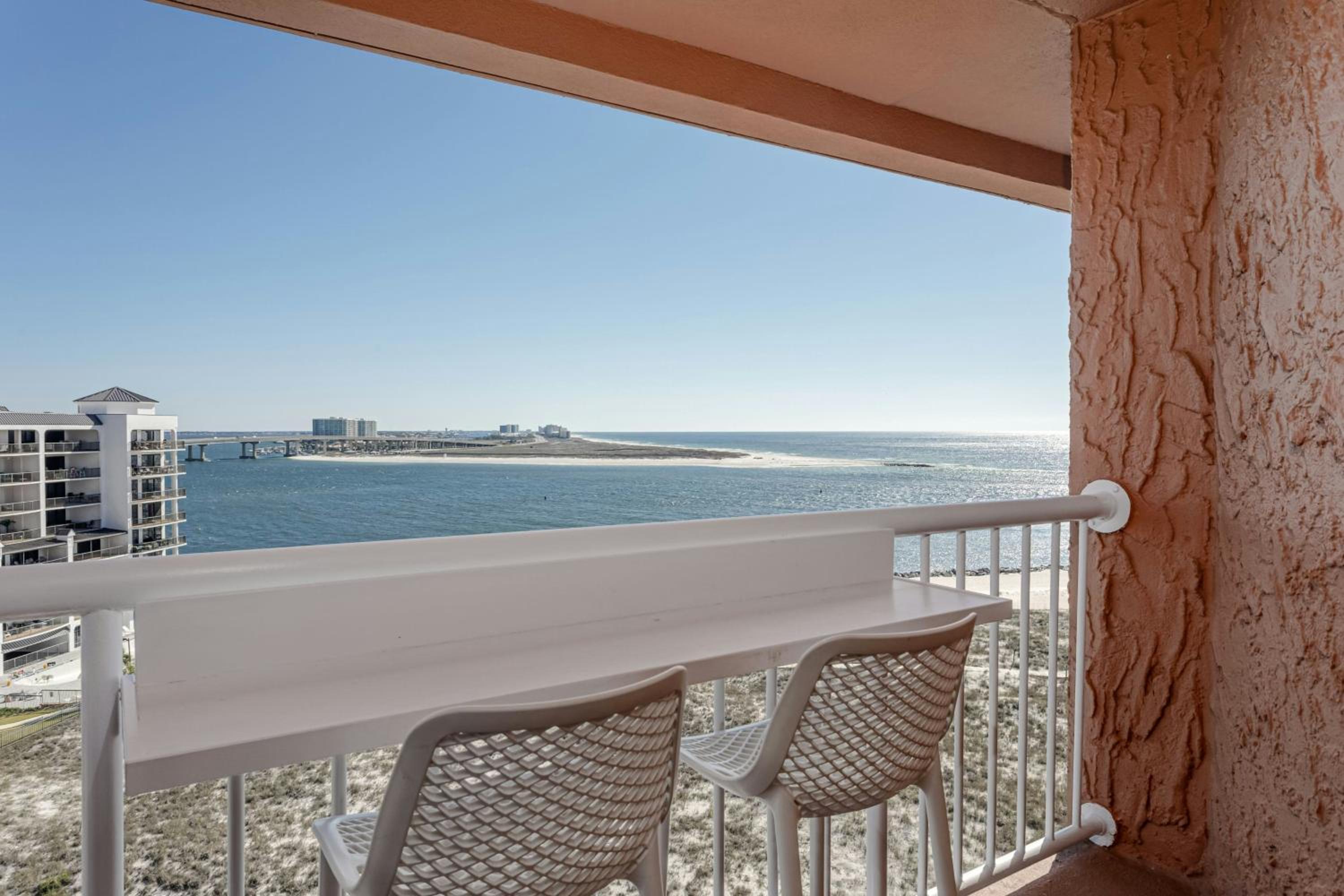 Standard King Room with Coastline View - Photo 5