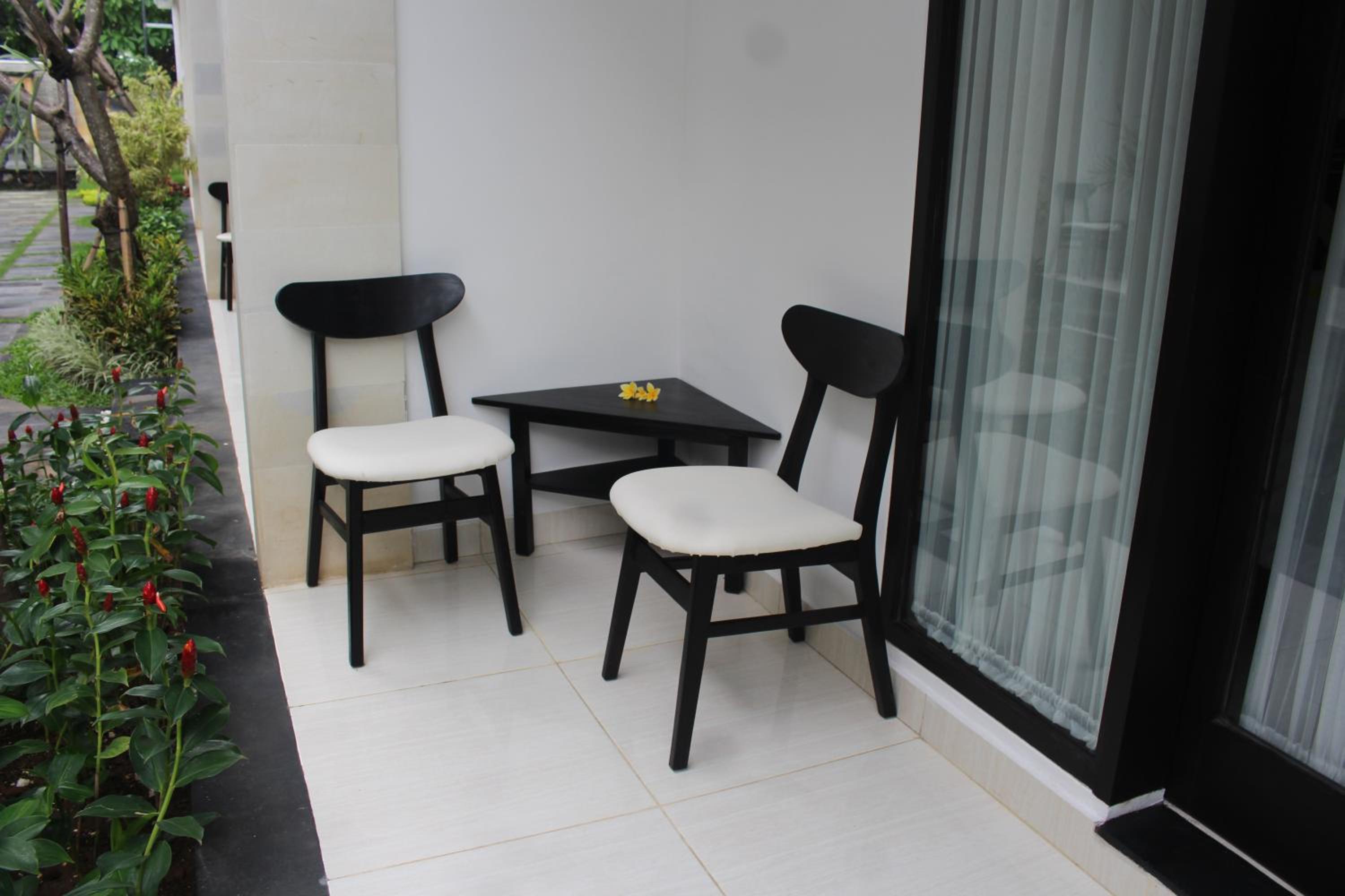 Pavilion Room with Living Room - Photo 2