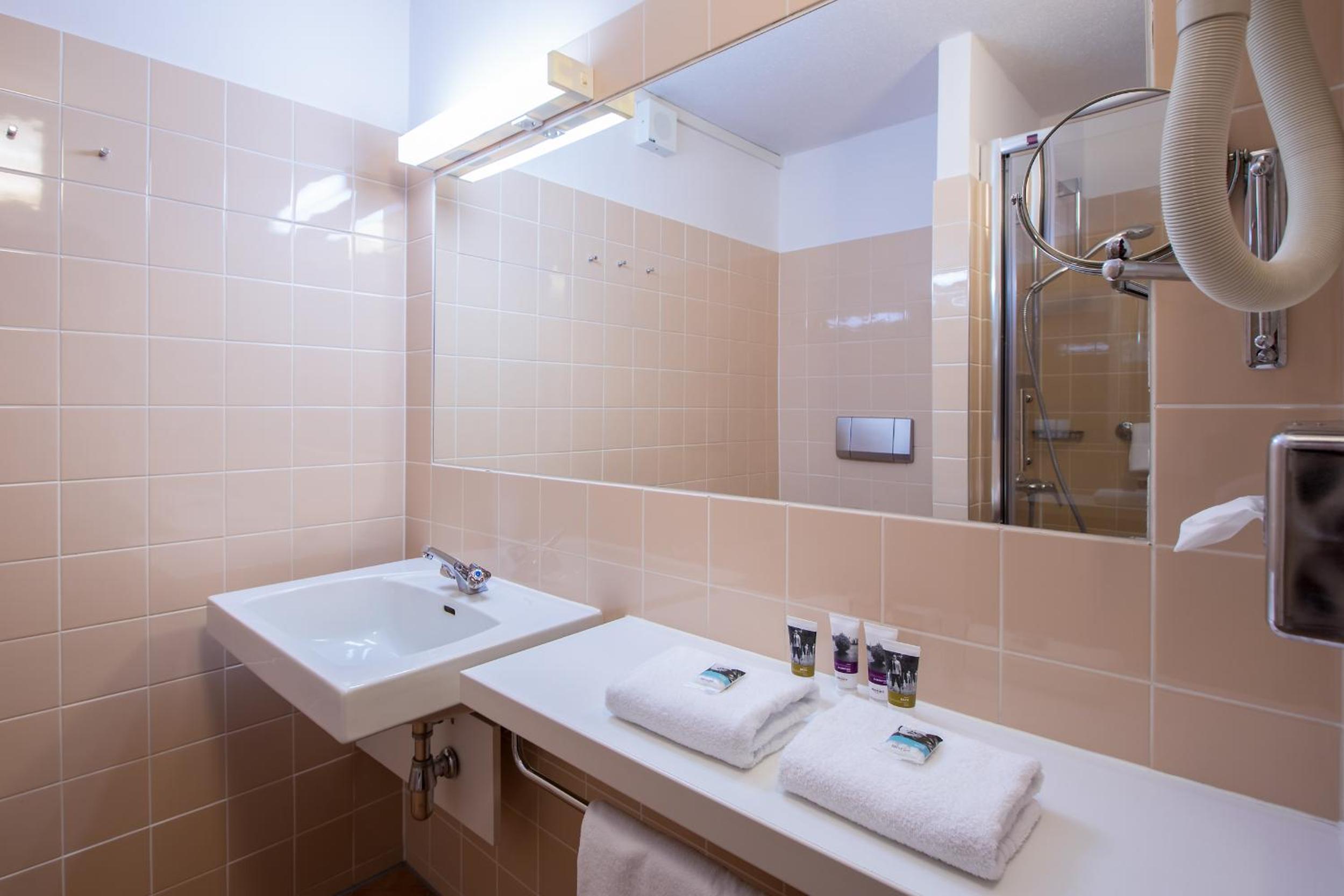 Standard Twin Room - Photo 7