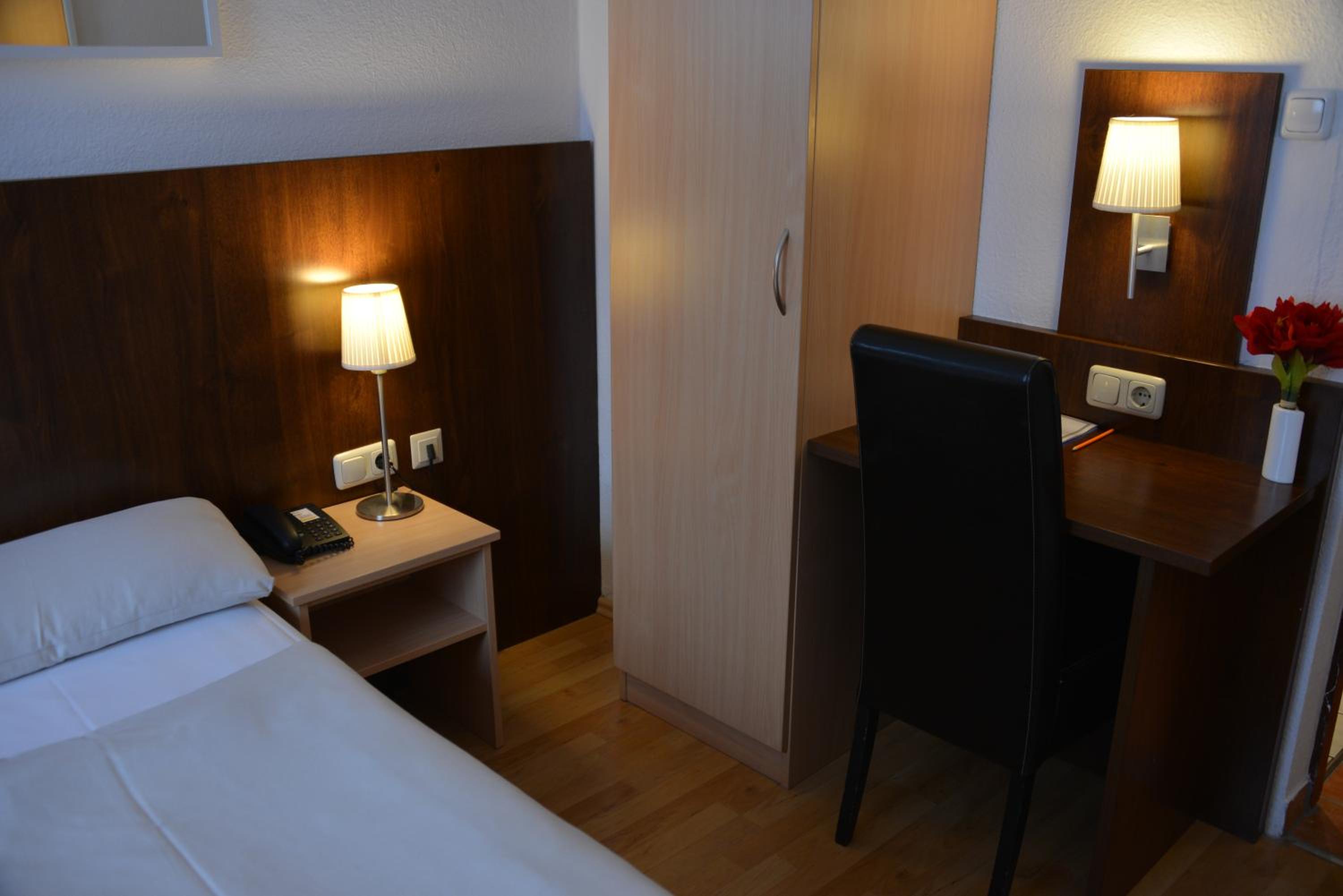 Double Room with Queen Bed photo 2
