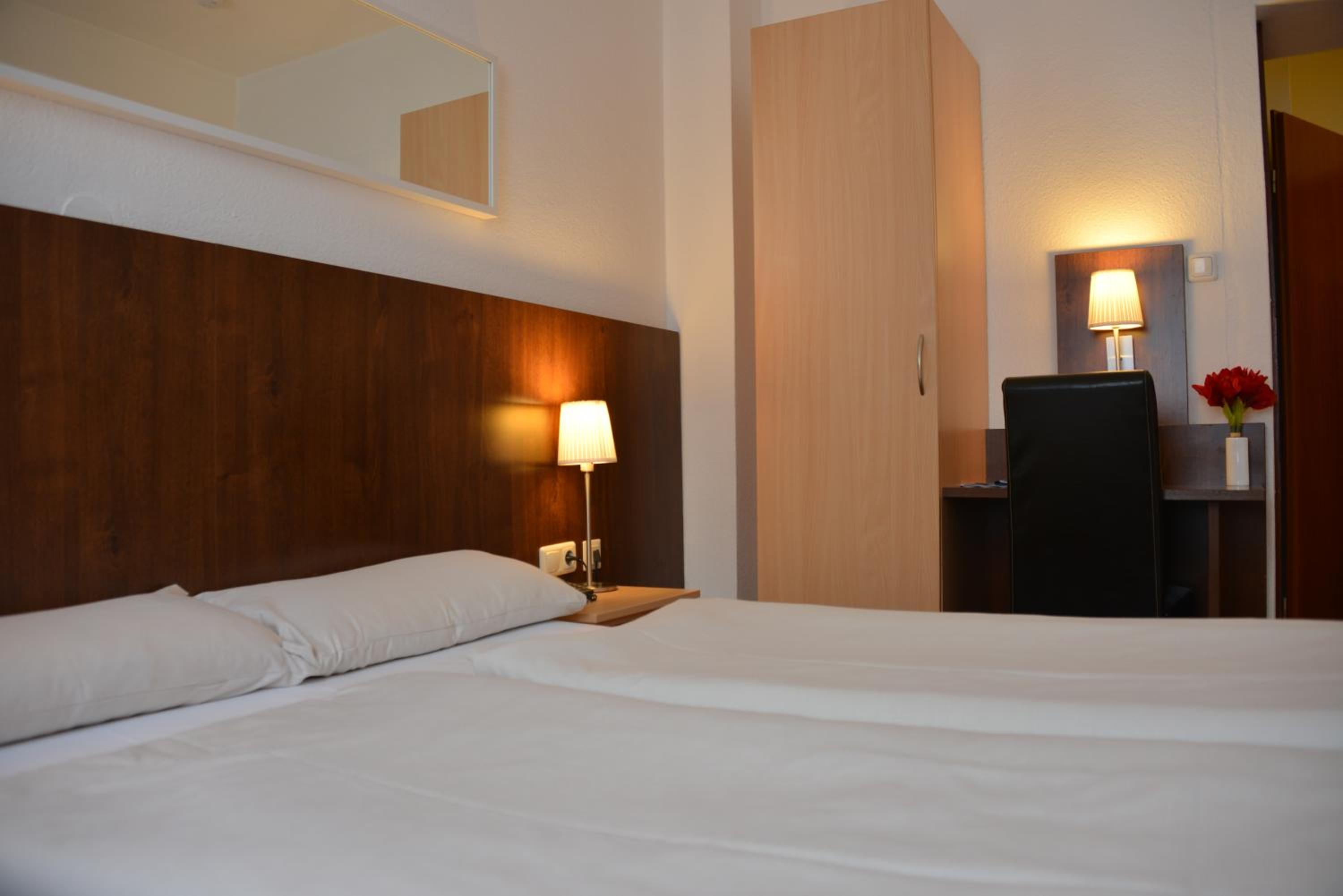 Double Room with Queen Bed photo 3
