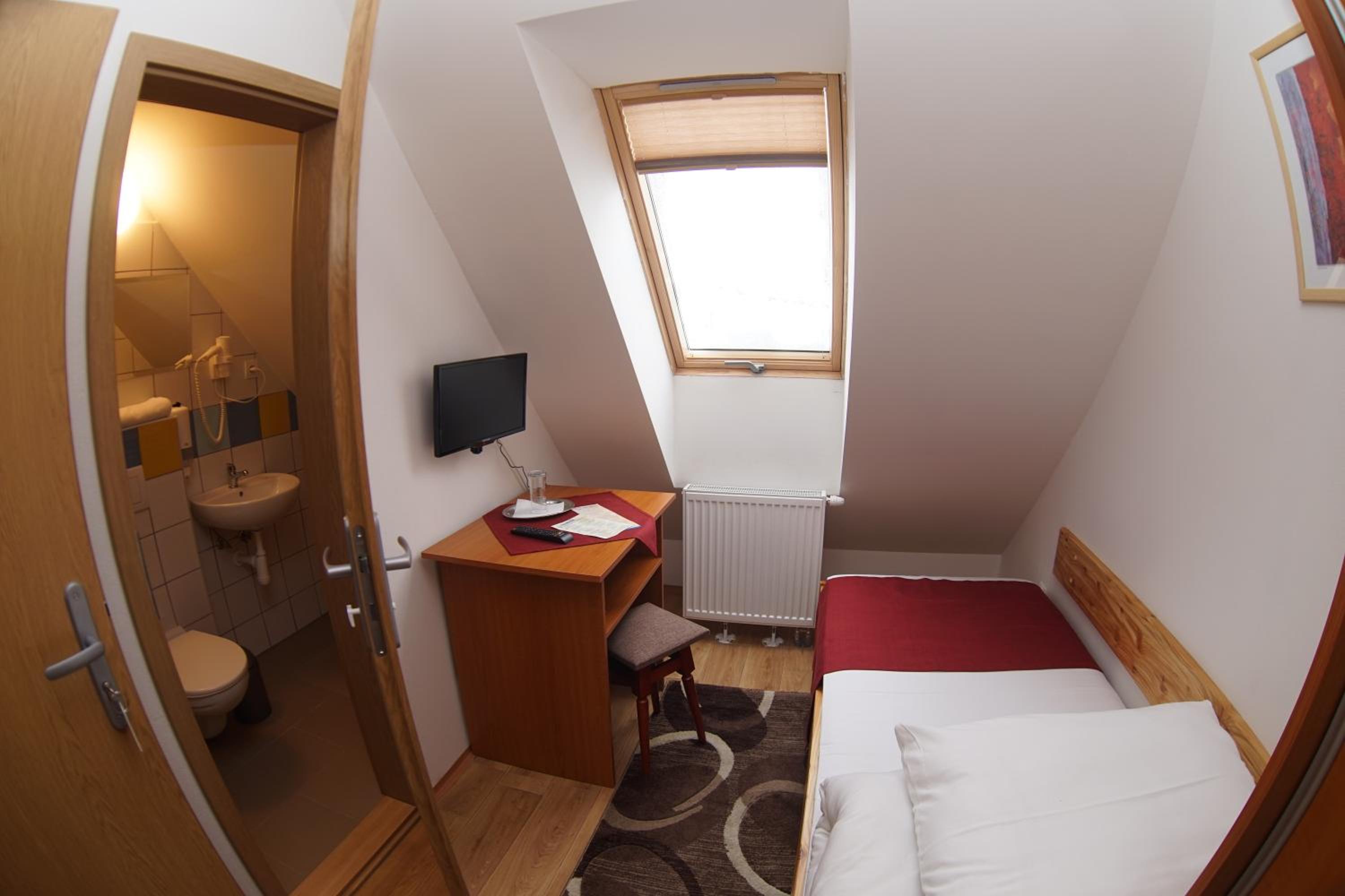Single Room with Private Bathroom photo 2
