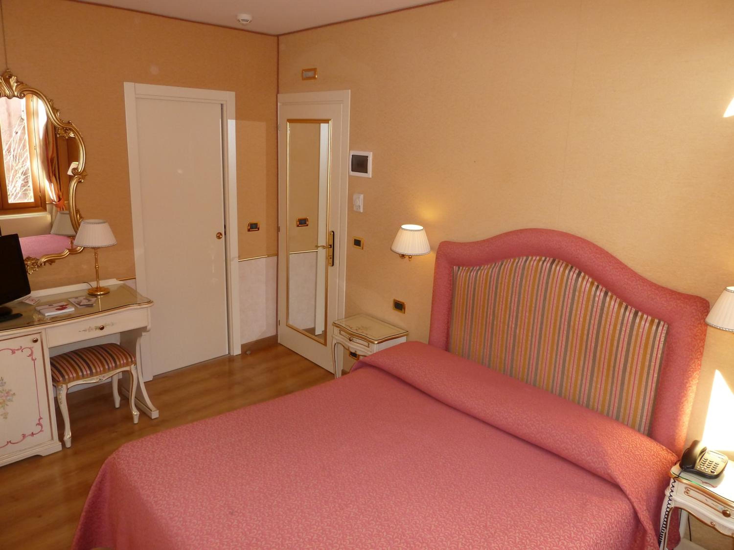 Small Double Room photo 3