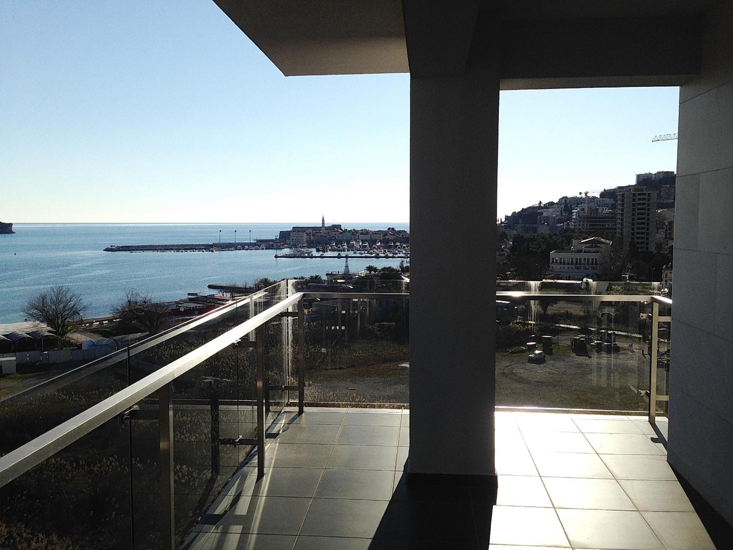 Apartment with Balcony photo 2
