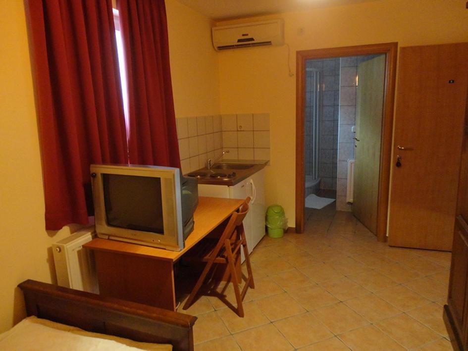 Budget Double Room - Photo 11