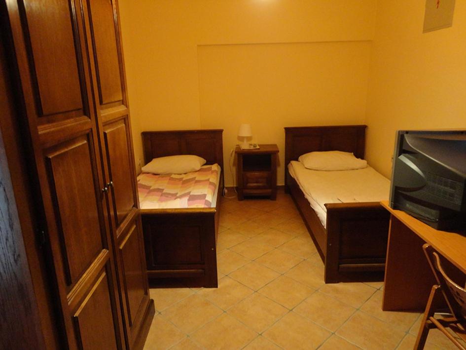 Budget Double Room - Photo 7