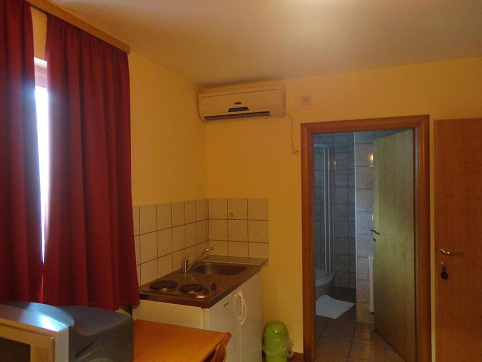 Budget Double Room - Photo 10