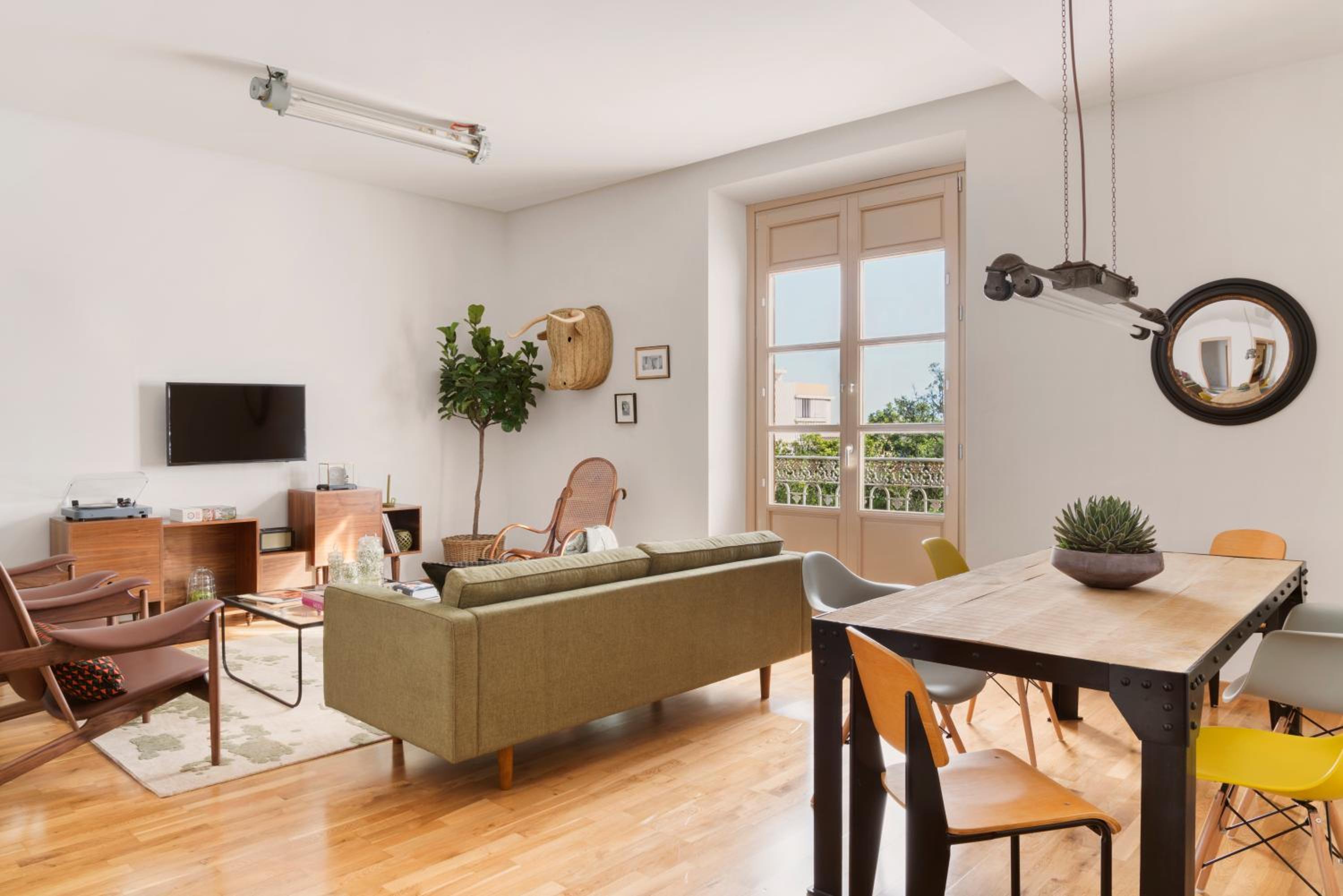 Apartamento de dos habitaciones de lujo con vista a la ciudad y balcón.