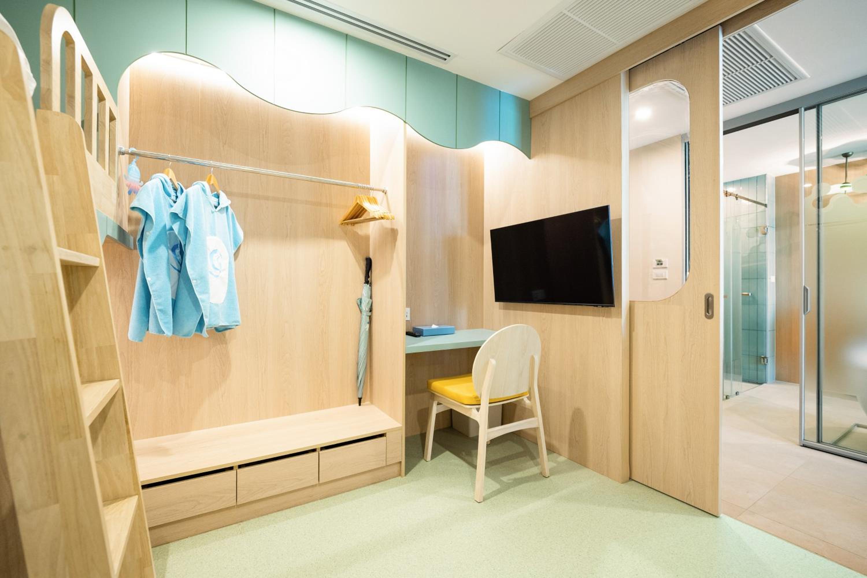 Two Bedroom Teen Suite - Photo 3