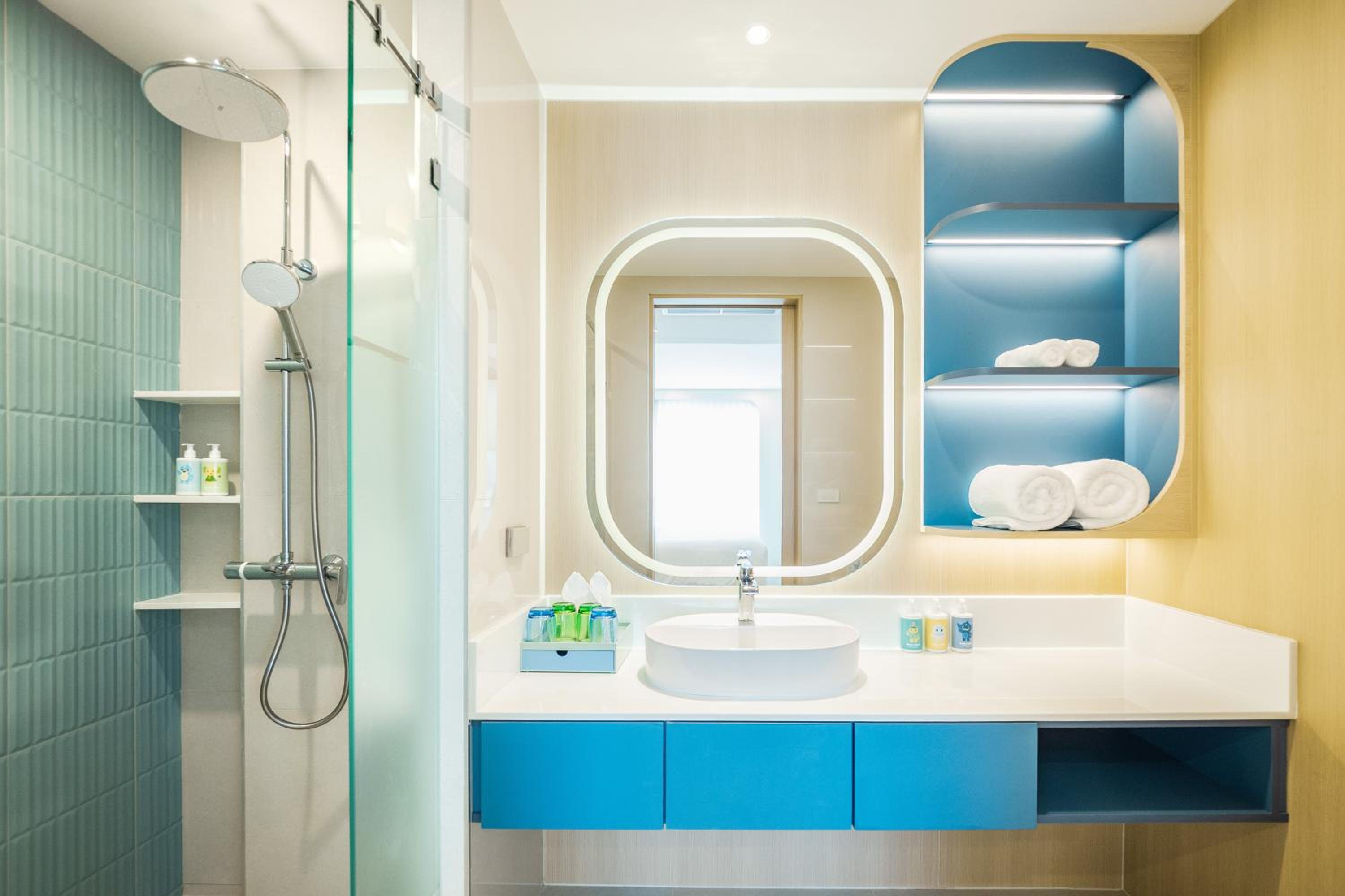 Two Bedroom Teen Suite - Photo 8