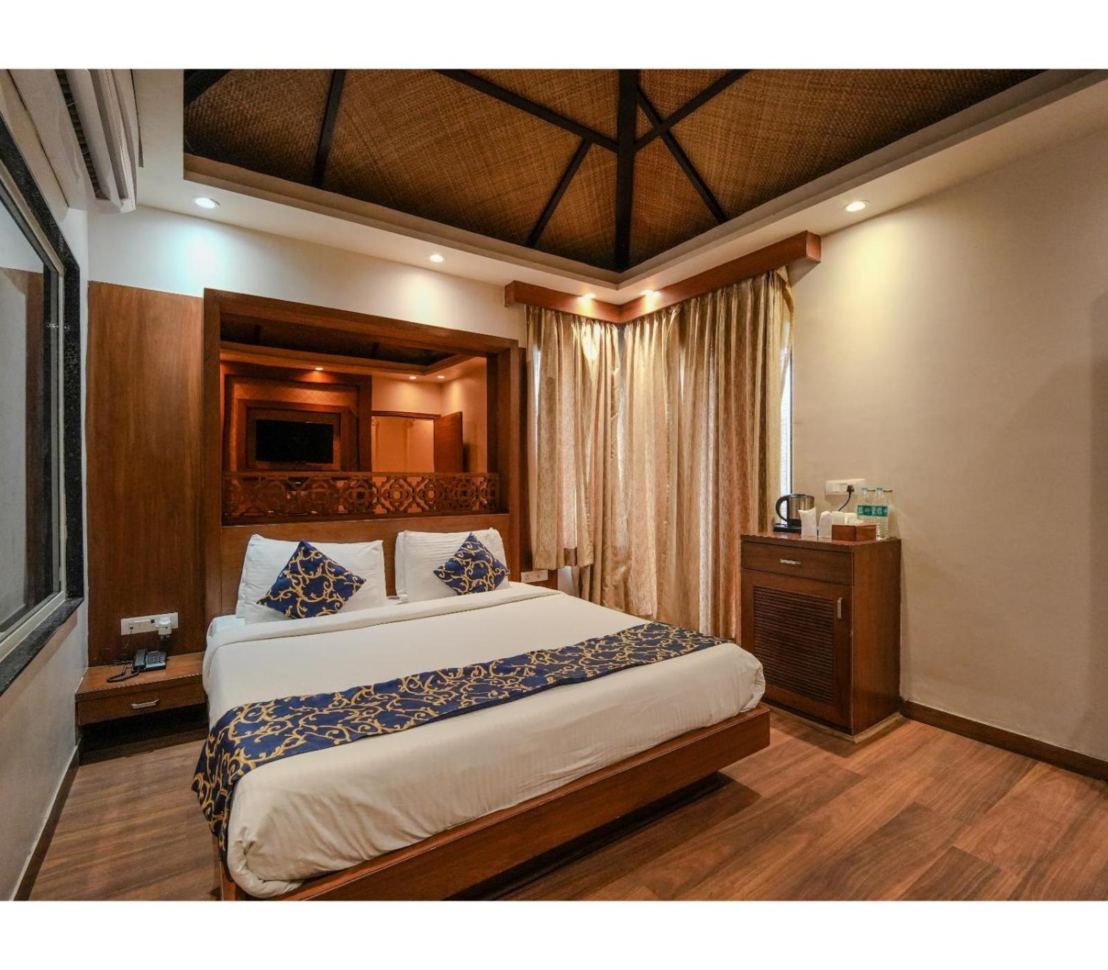 King Room with Lake View photo 2