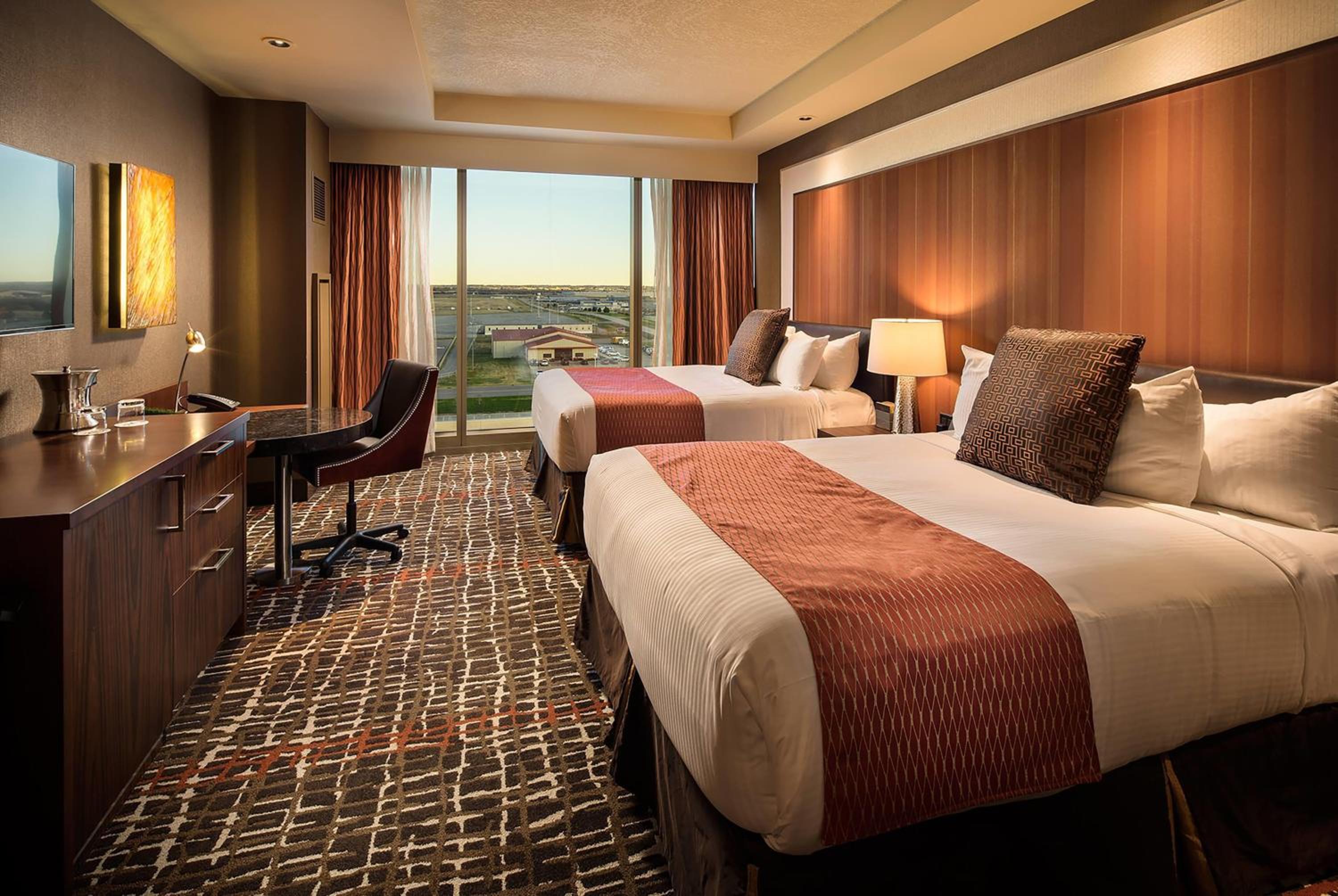 Deluxe Queen Room with Two Queen Beds and Roll-In Shower, Spa Tower - Mobility and Hearing Accessible/Non-Smoking photo 1