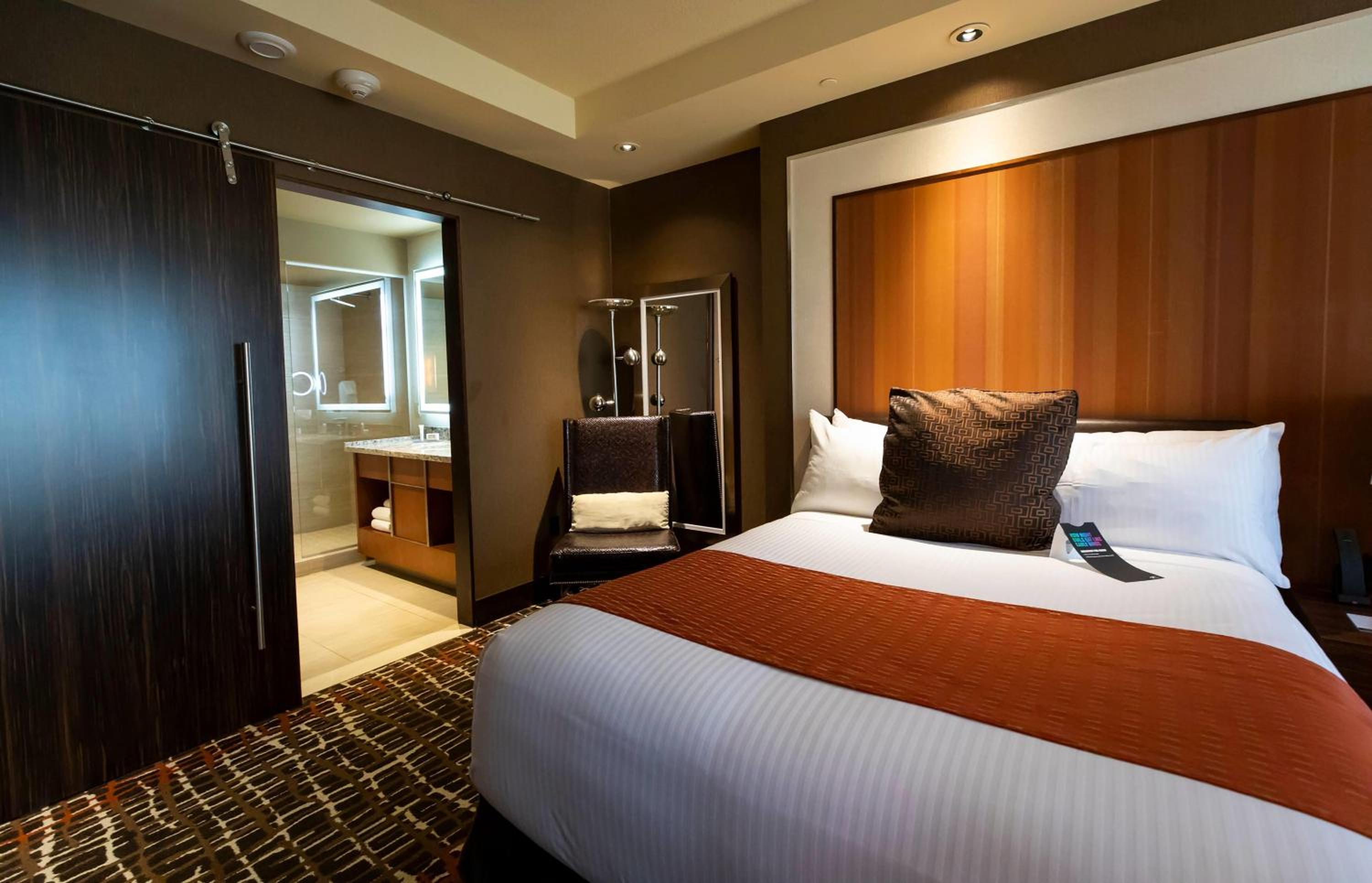 Deluxe Queen Room with Two Queen Beds, Spa Tower - Non-Smoking photo 2