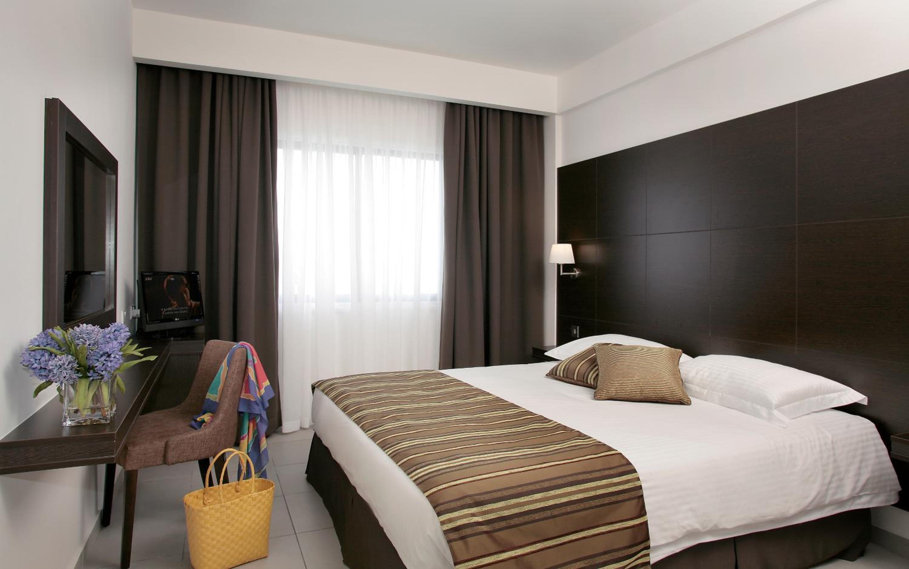 Superior One-Bedroom Apartment - Photo 6
