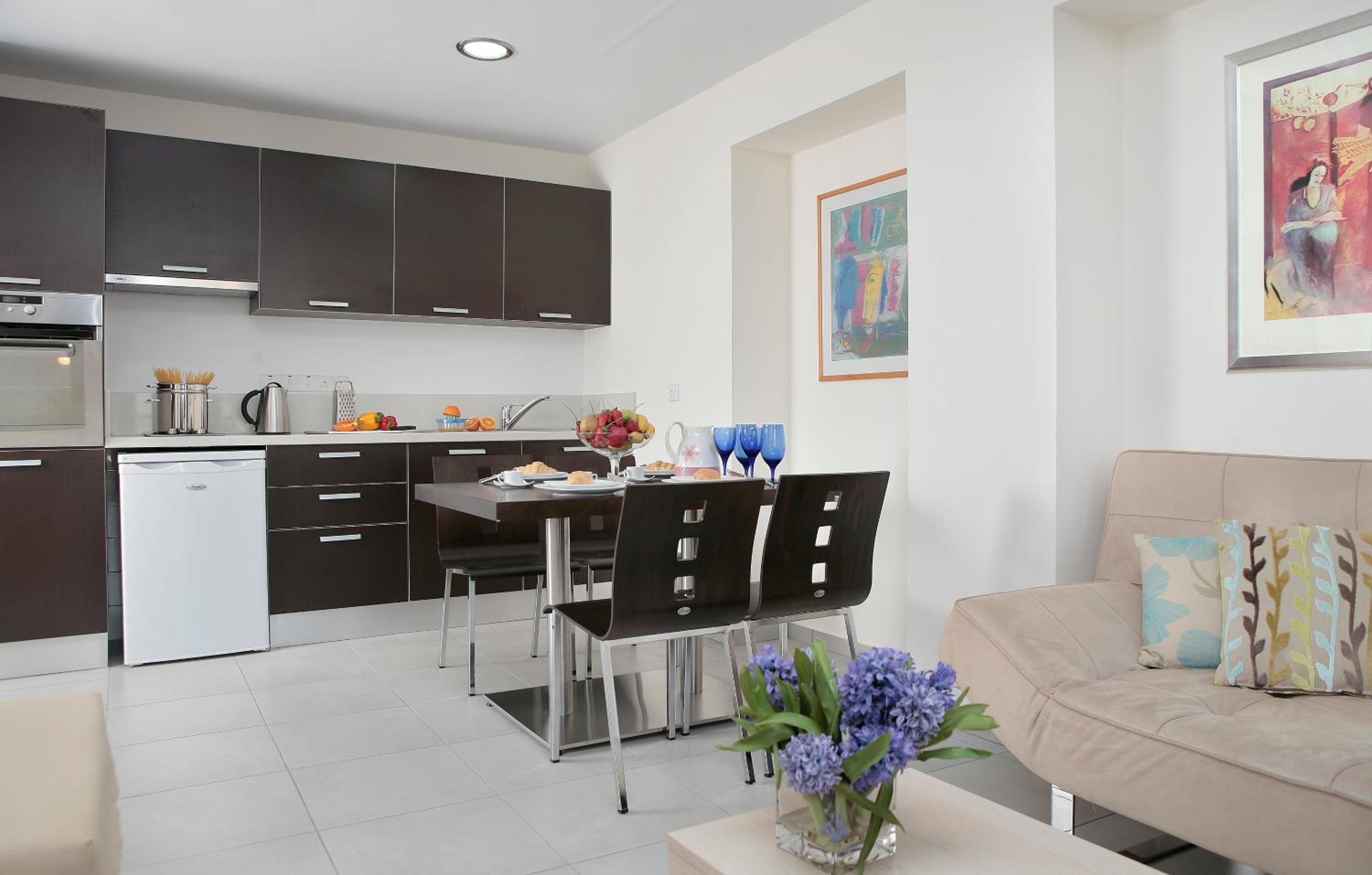 Superior One-Bedroom Apartment - Photo 3