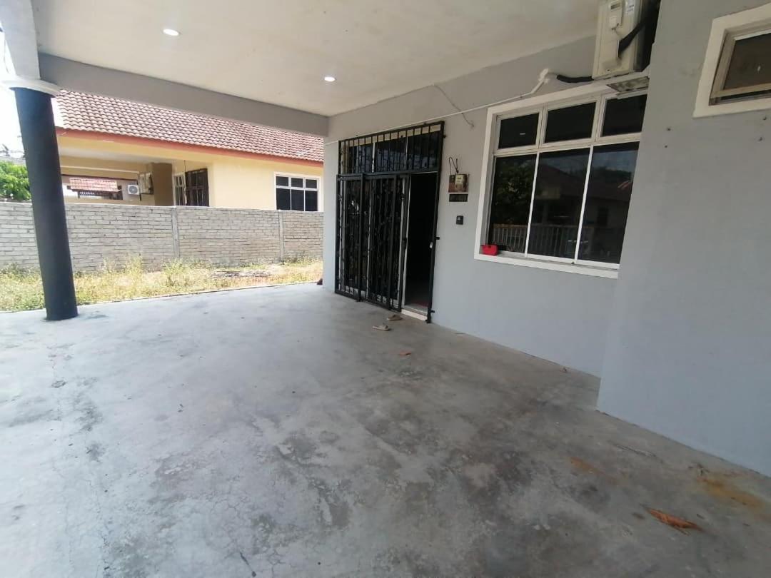Three-Bedroom House photo 3