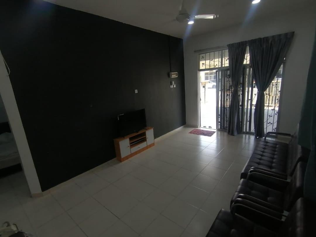 Three-Bedroom House photo 1