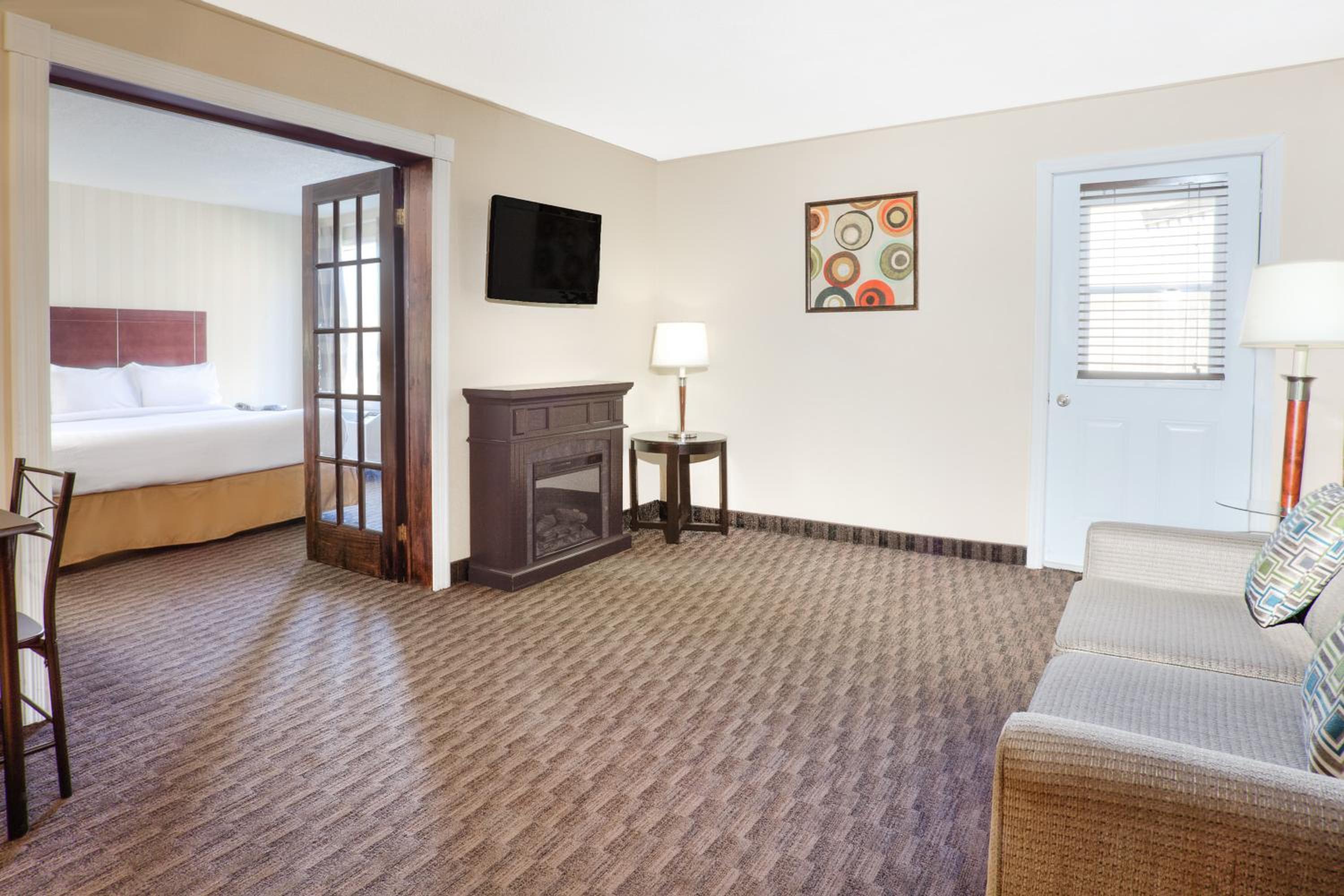 Queen Suite - Non-Smoking - Photo 3
