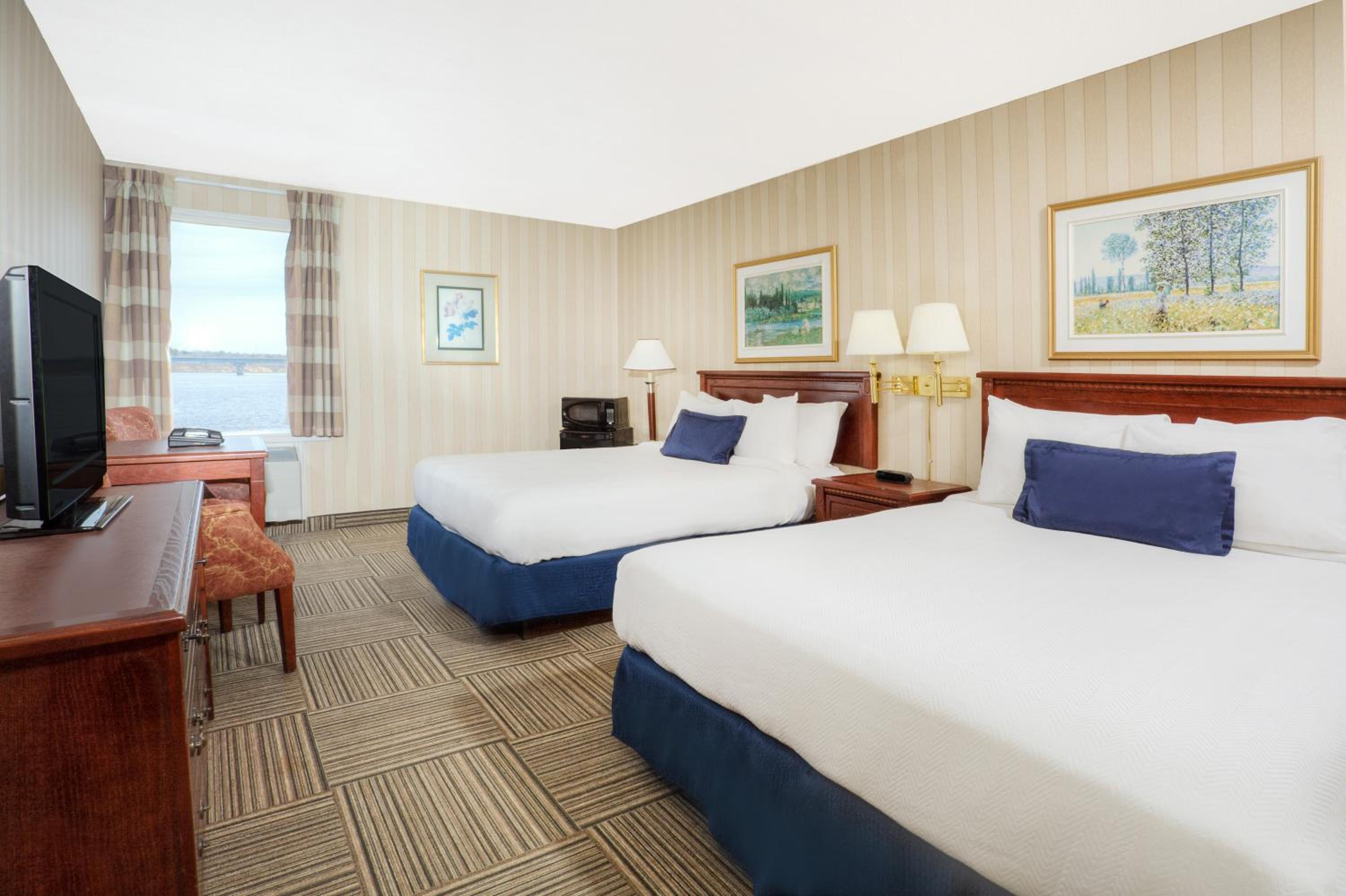 Queen Room with Two Queen Beds - Non-Smoking - Photo 8