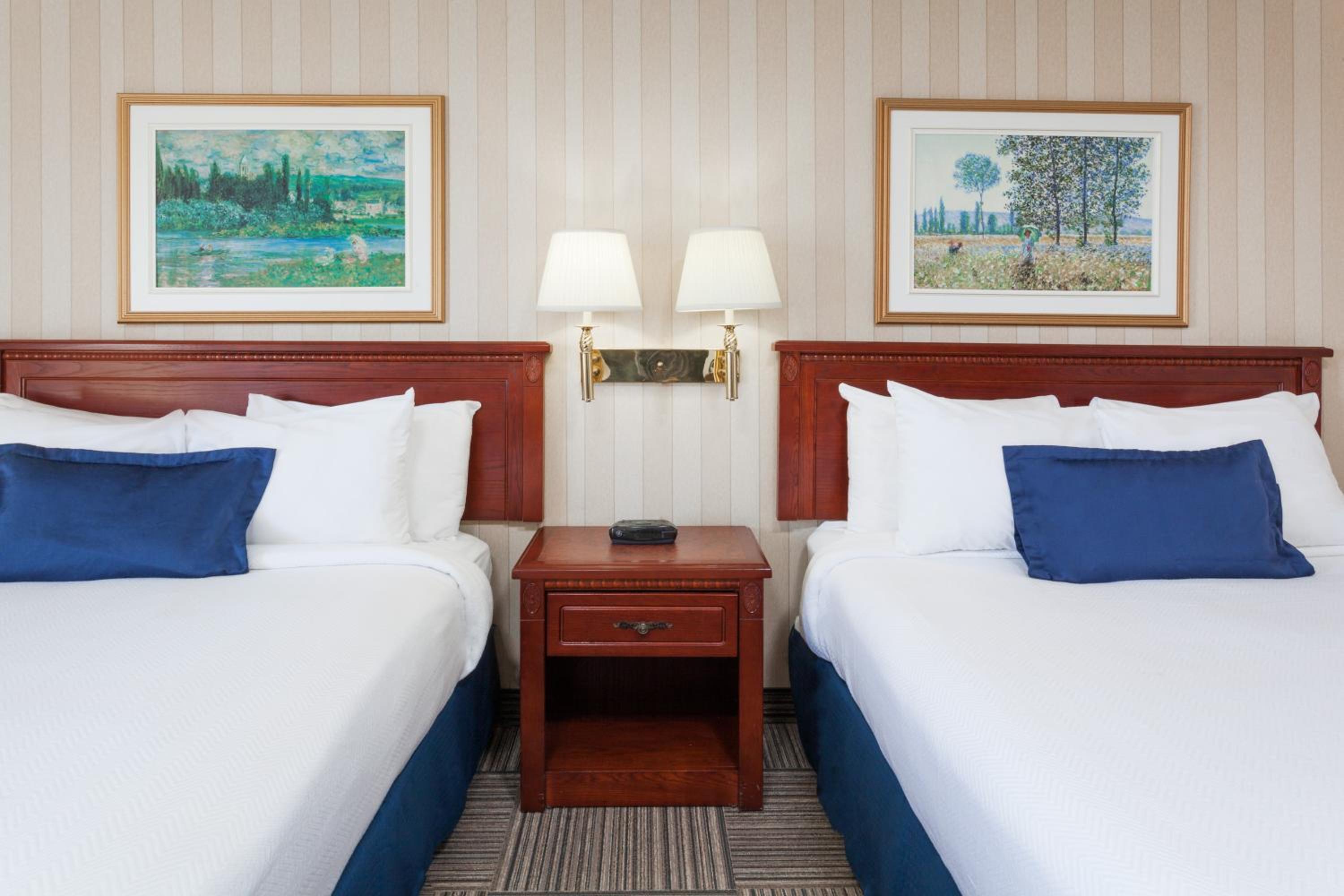Queen Room with Two Queen Beds - Non-Smoking - Photo 10