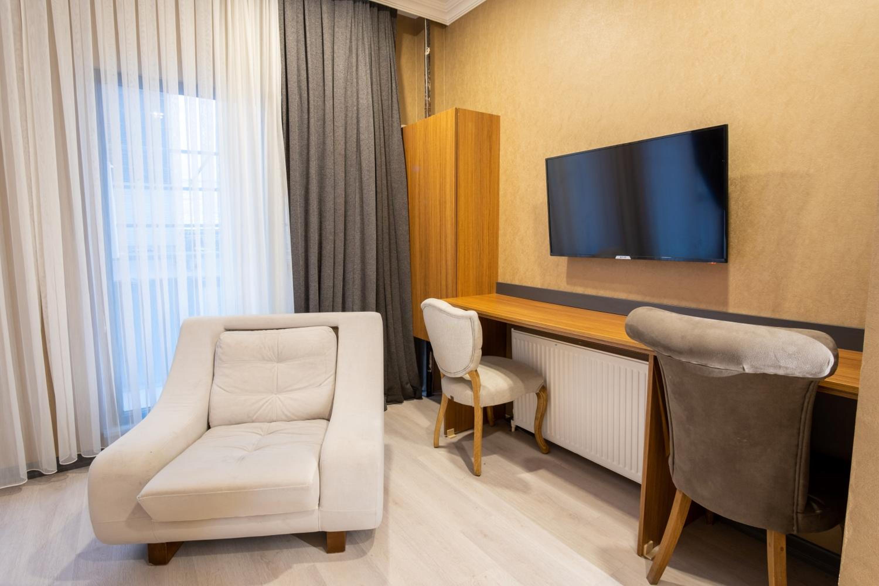 Deluxe King Room photo 3