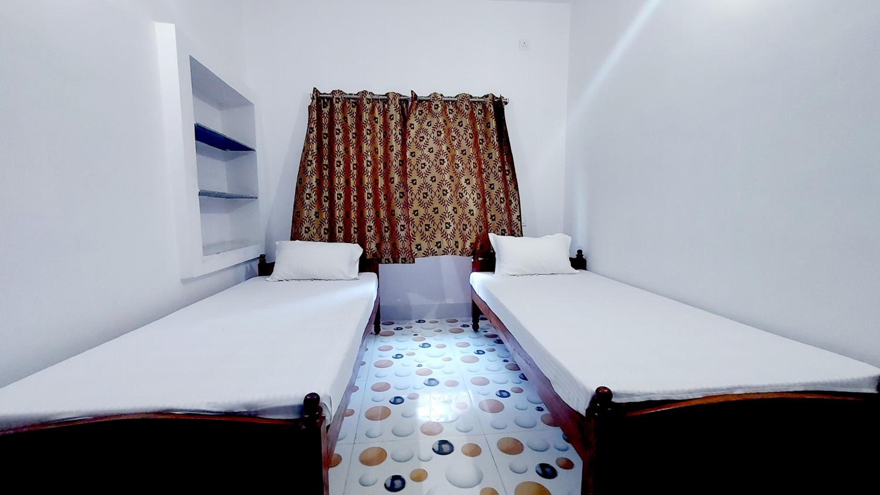 Double or Twin Room with Shared Bathroom photo 2