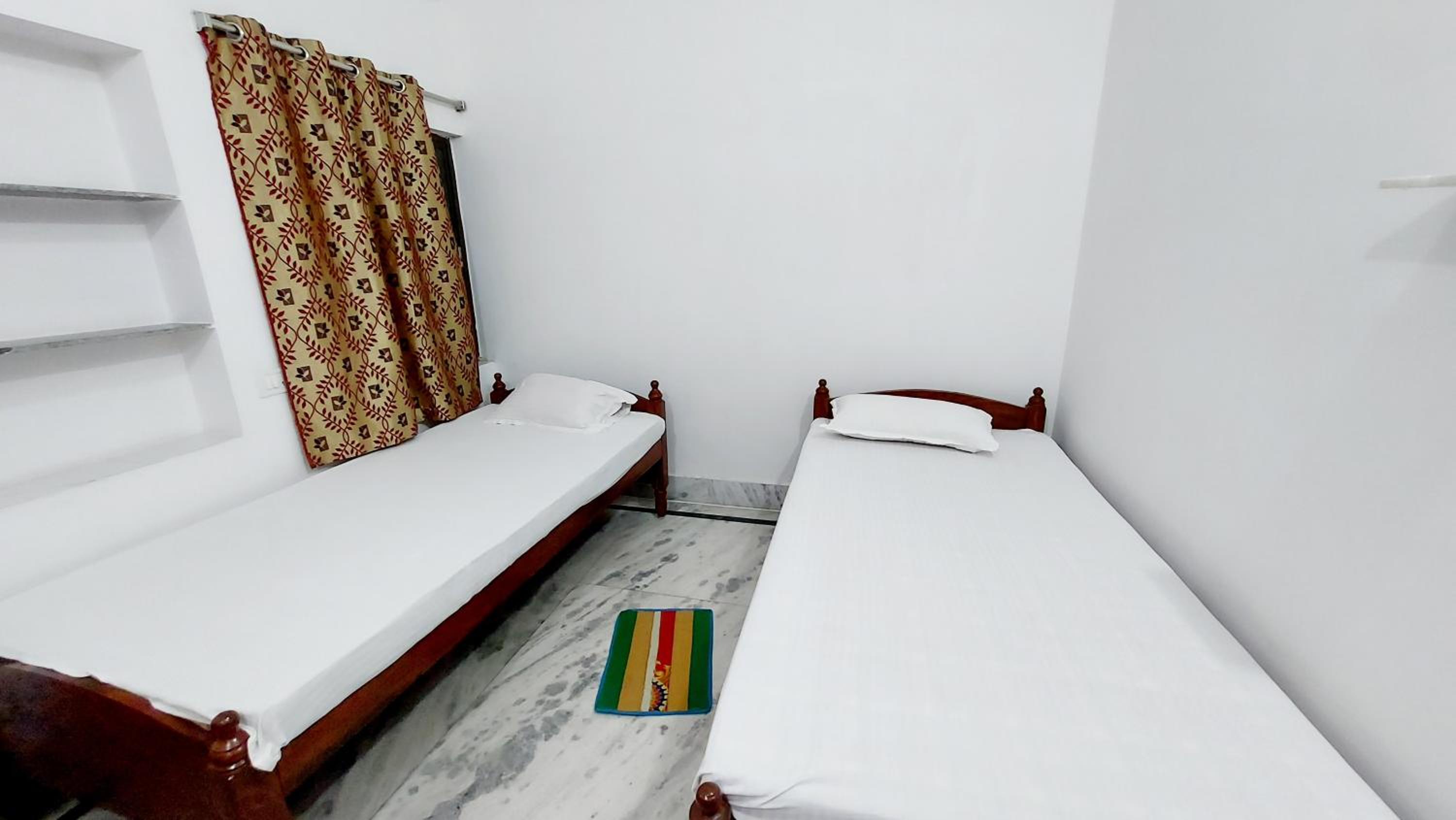 Double or Twin Room with Shared Bathroom photo 1